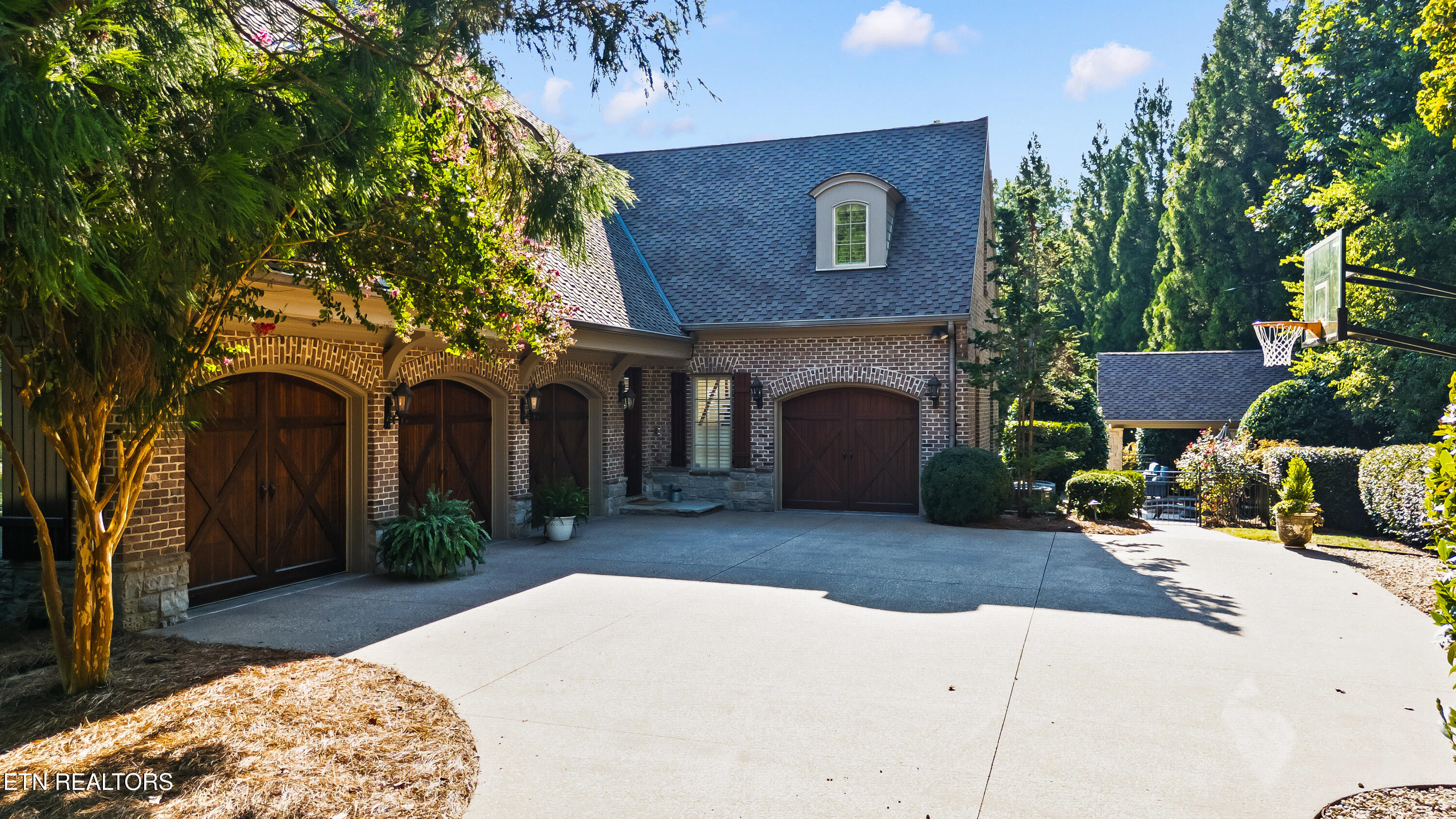 1945 Oakleigh Way Knoxville TN 37919