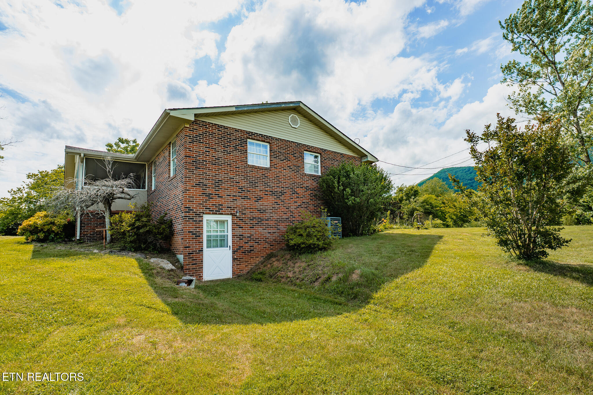 7686 Highway 63 Speedwell TN 37870