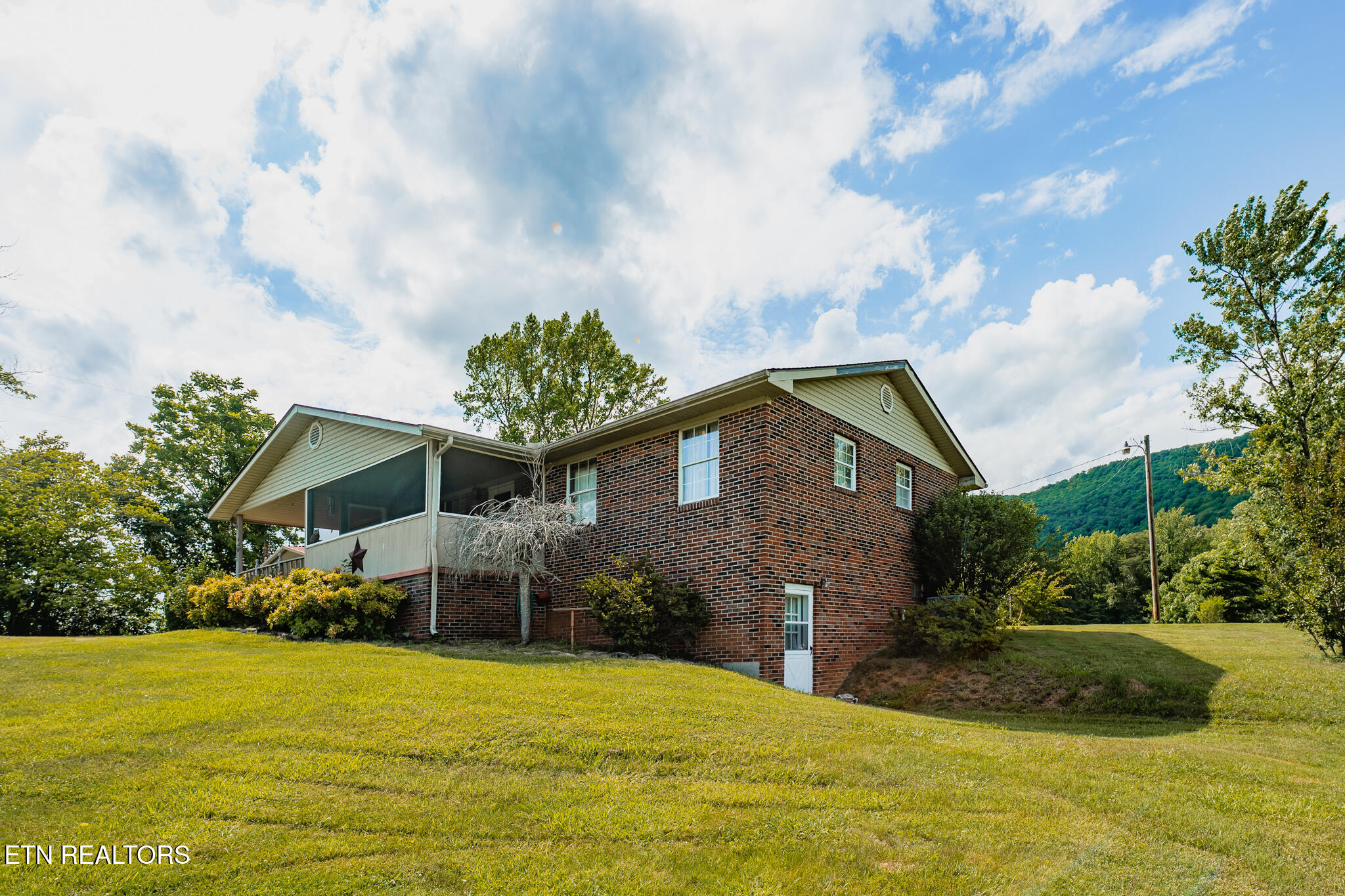 7686 Highway 63 Speedwell TN 37870