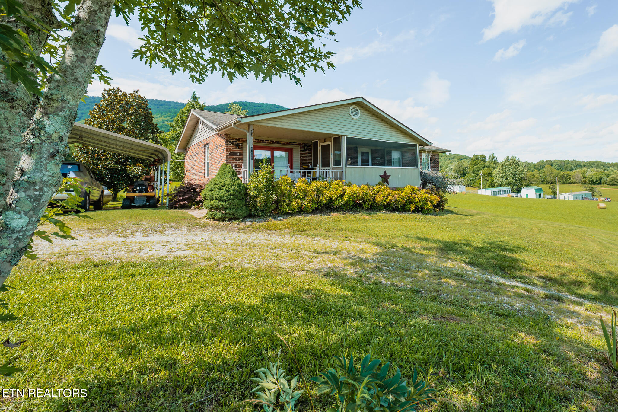 7686 Highway 63 Speedwell TN 37870