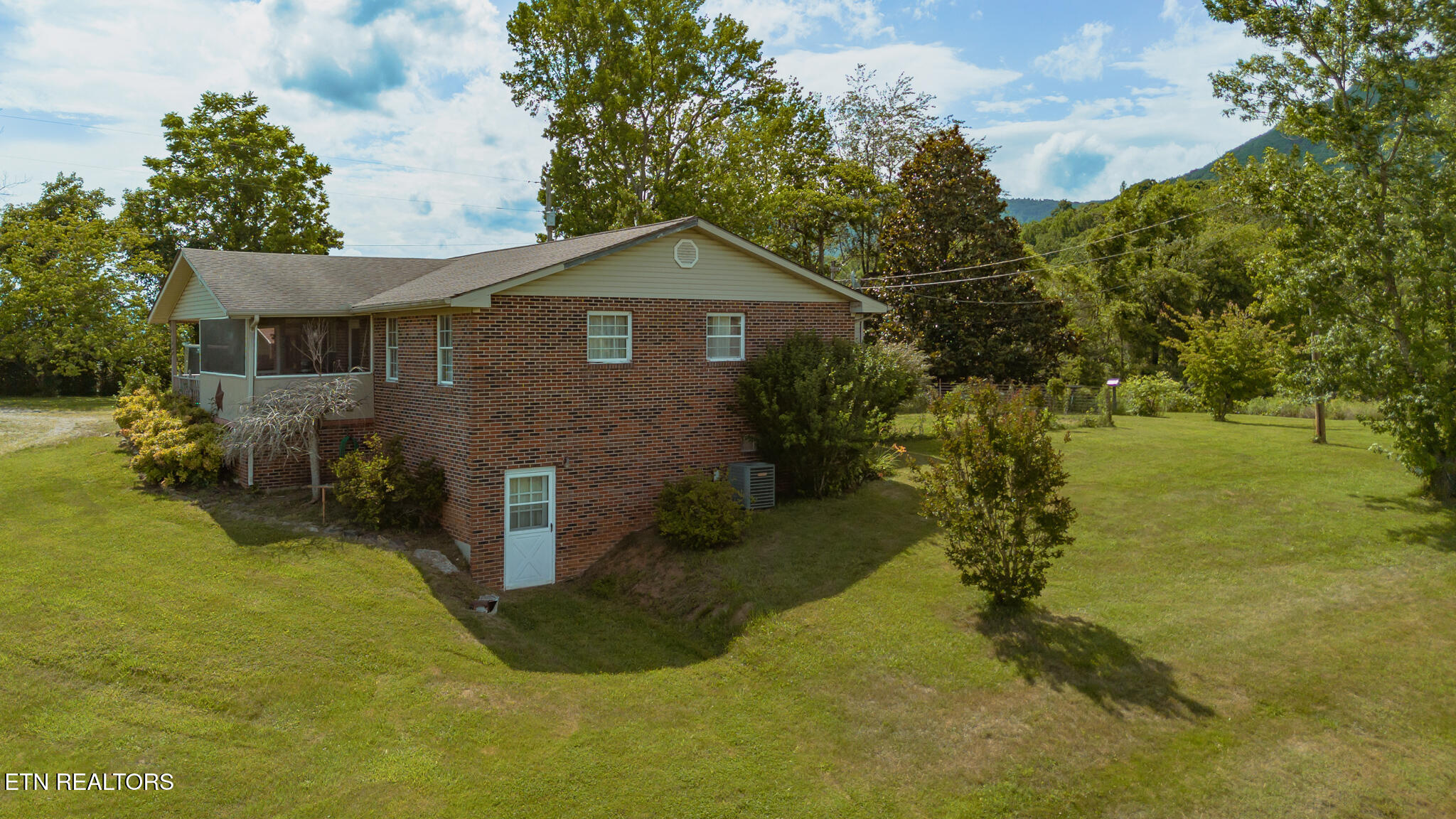 7686 Highway 63 Speedwell TN 37870