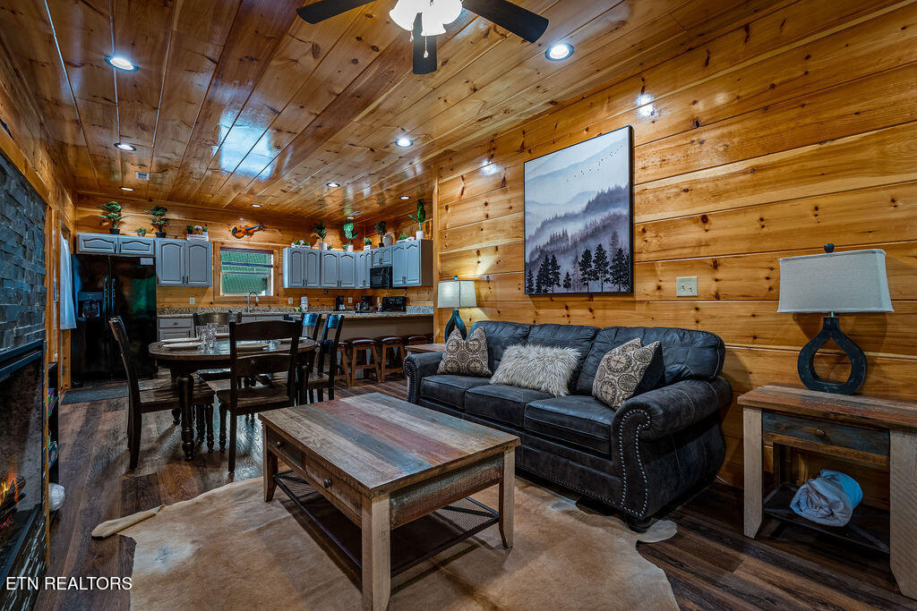 2918 Fiddlers Creek Way Pigeon Forge TN 37863