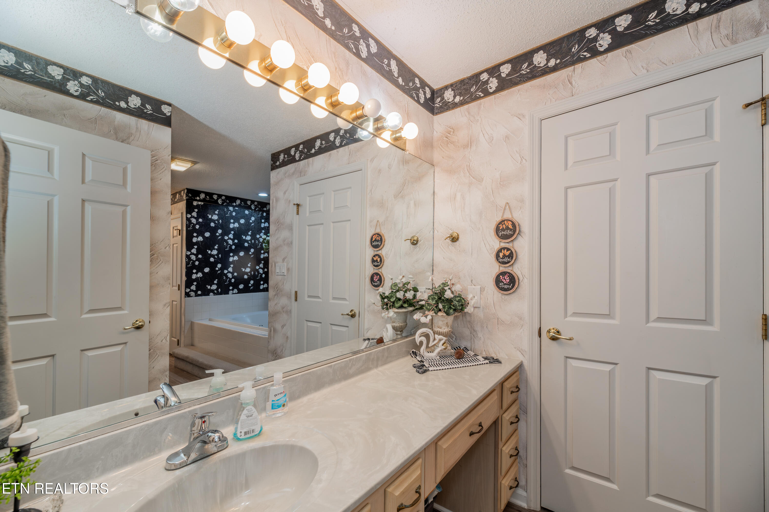 128 W Hills Court Harriman TN 37748