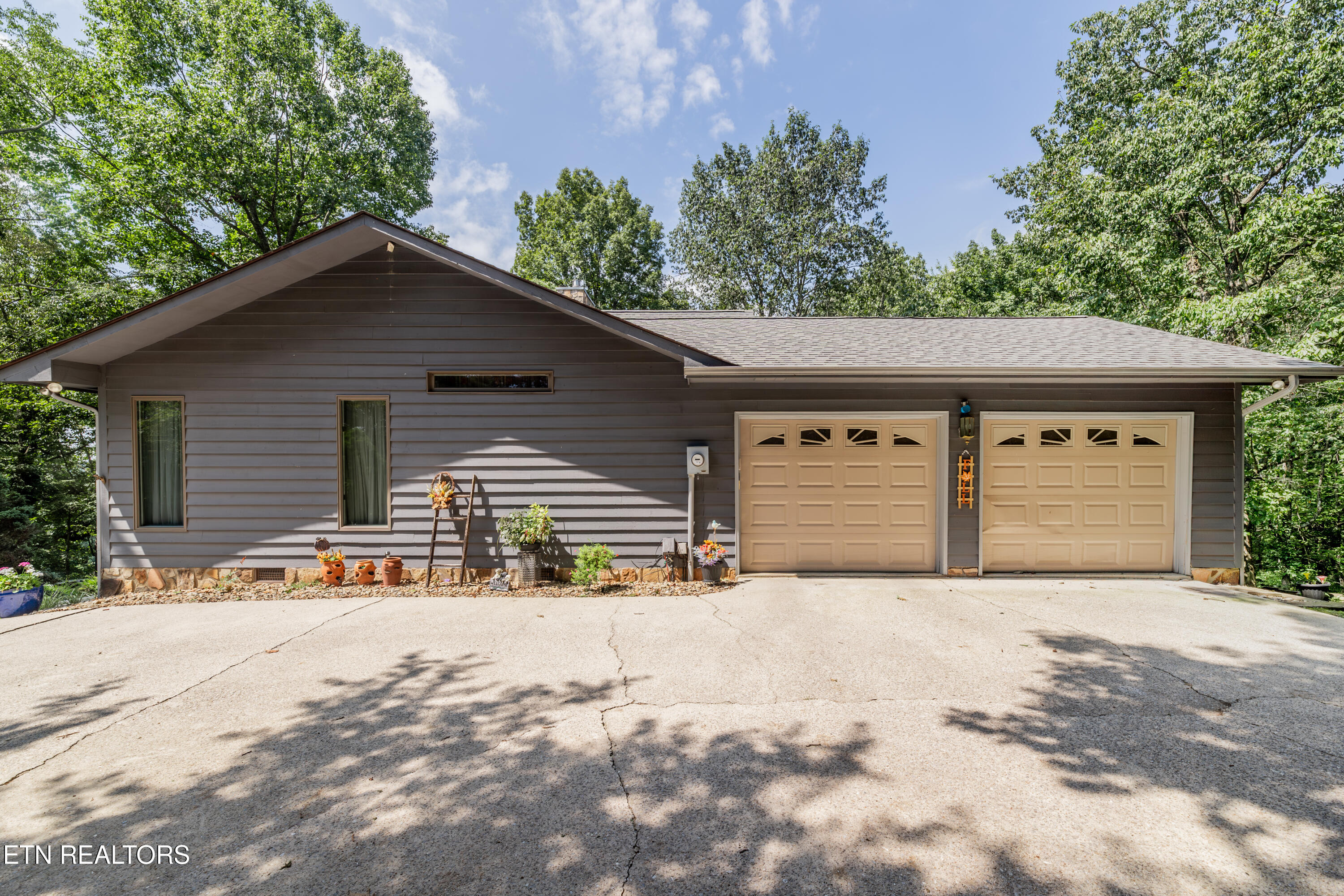128 W Hills Court Harriman TN 37748