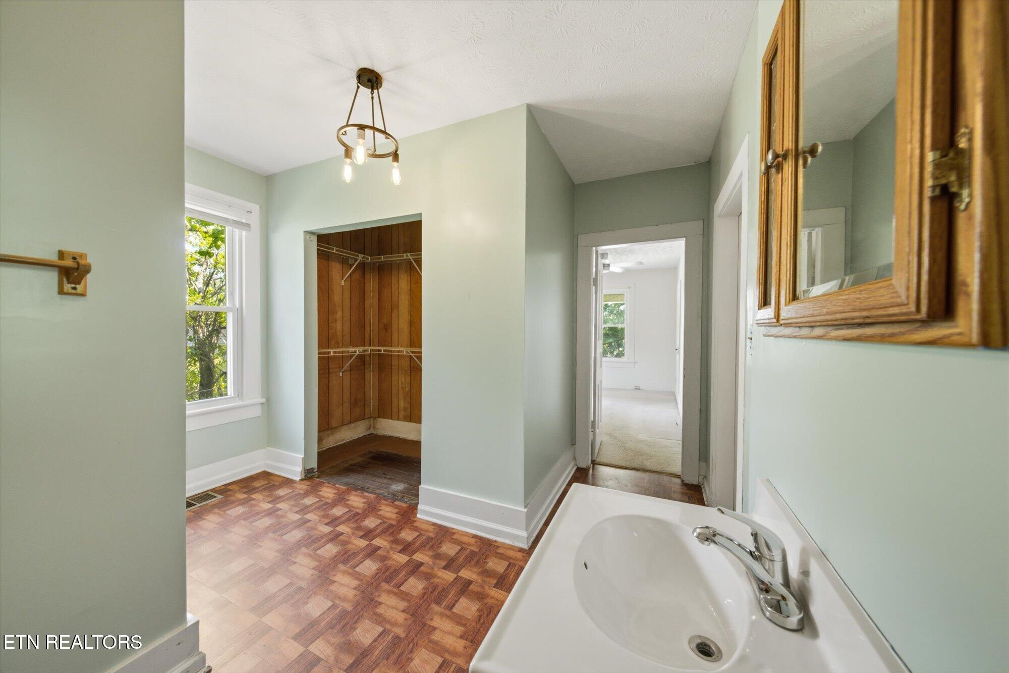 907 W 2nd Avenue Lenoir City TN 37771