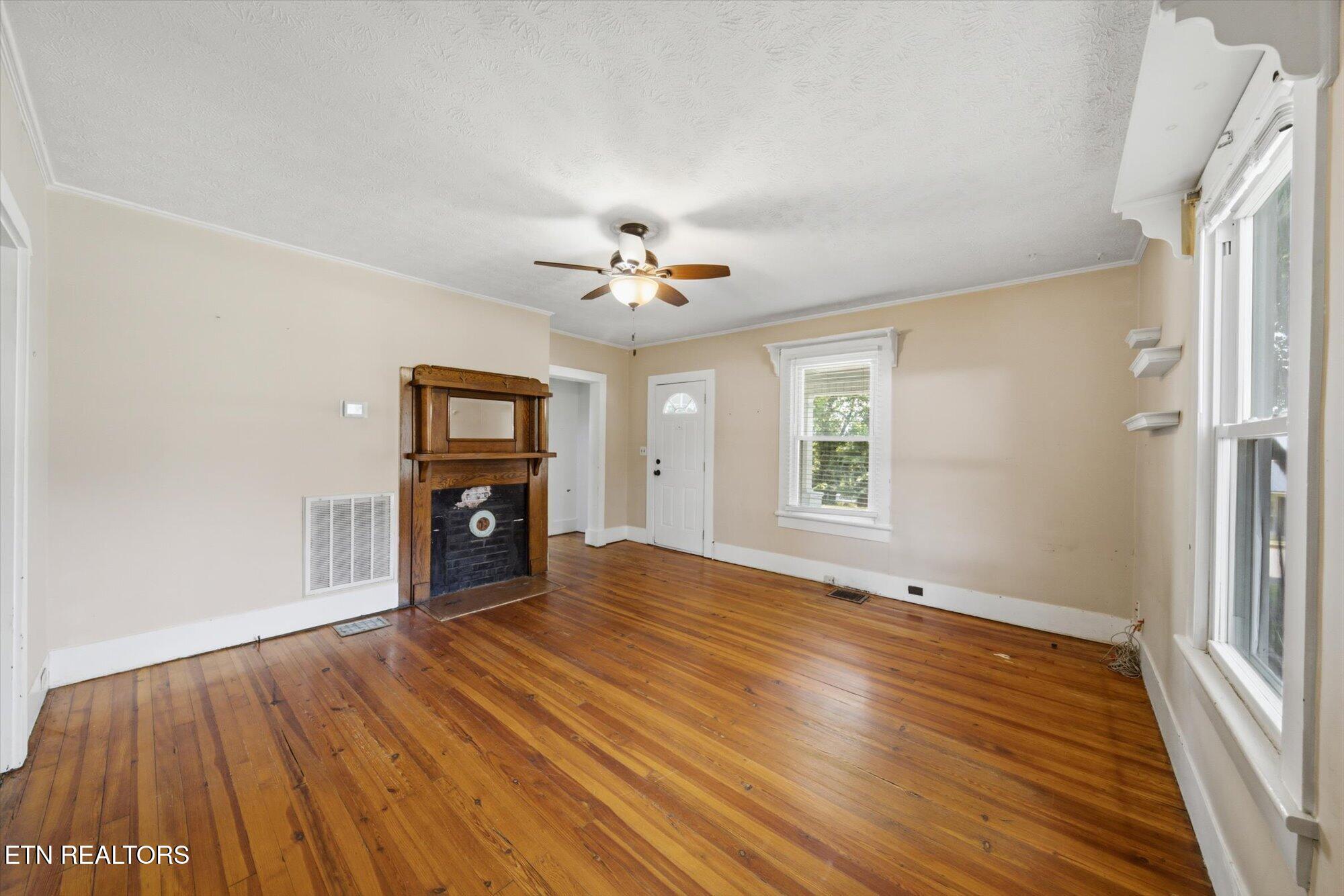 907 W 2nd Avenue Lenoir City TN 37771