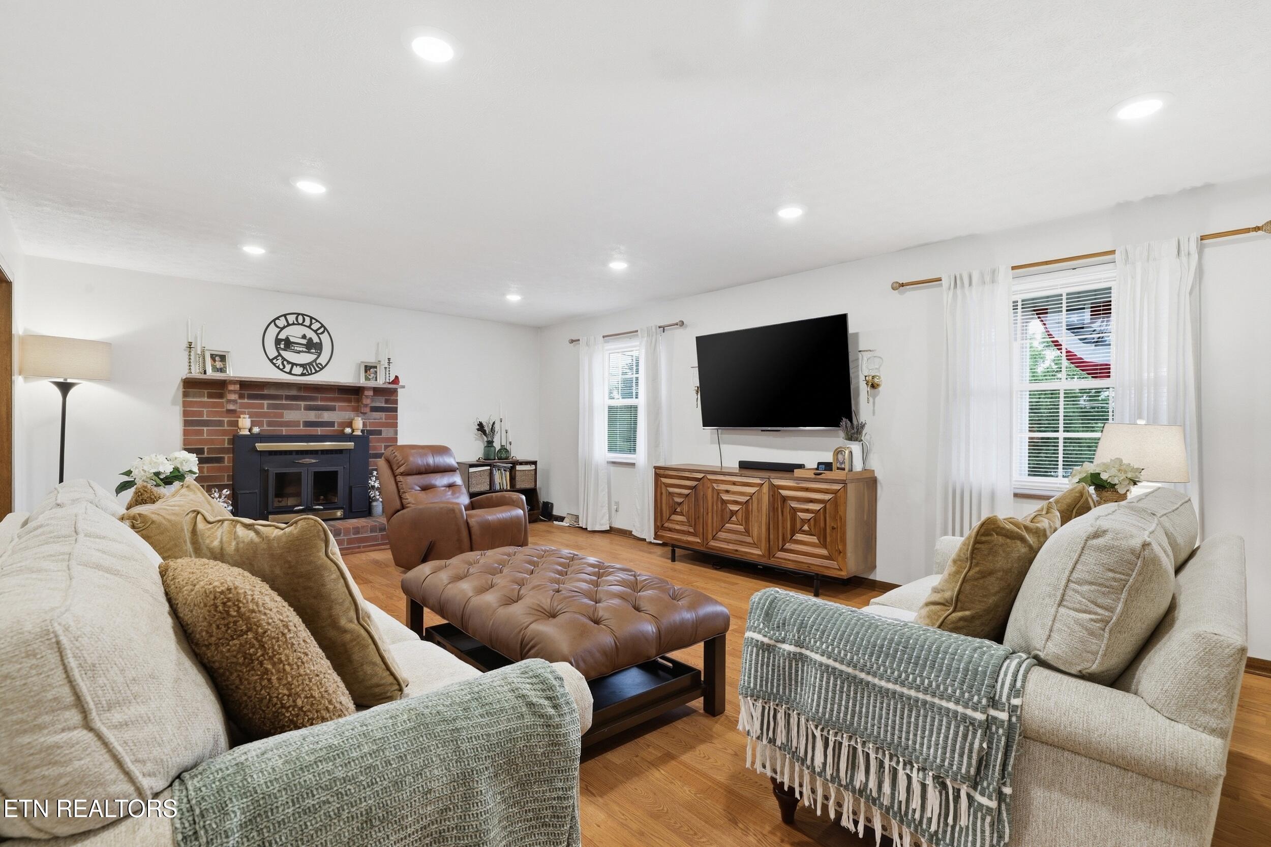 1328 Hillvale Road Louisville TN 37777