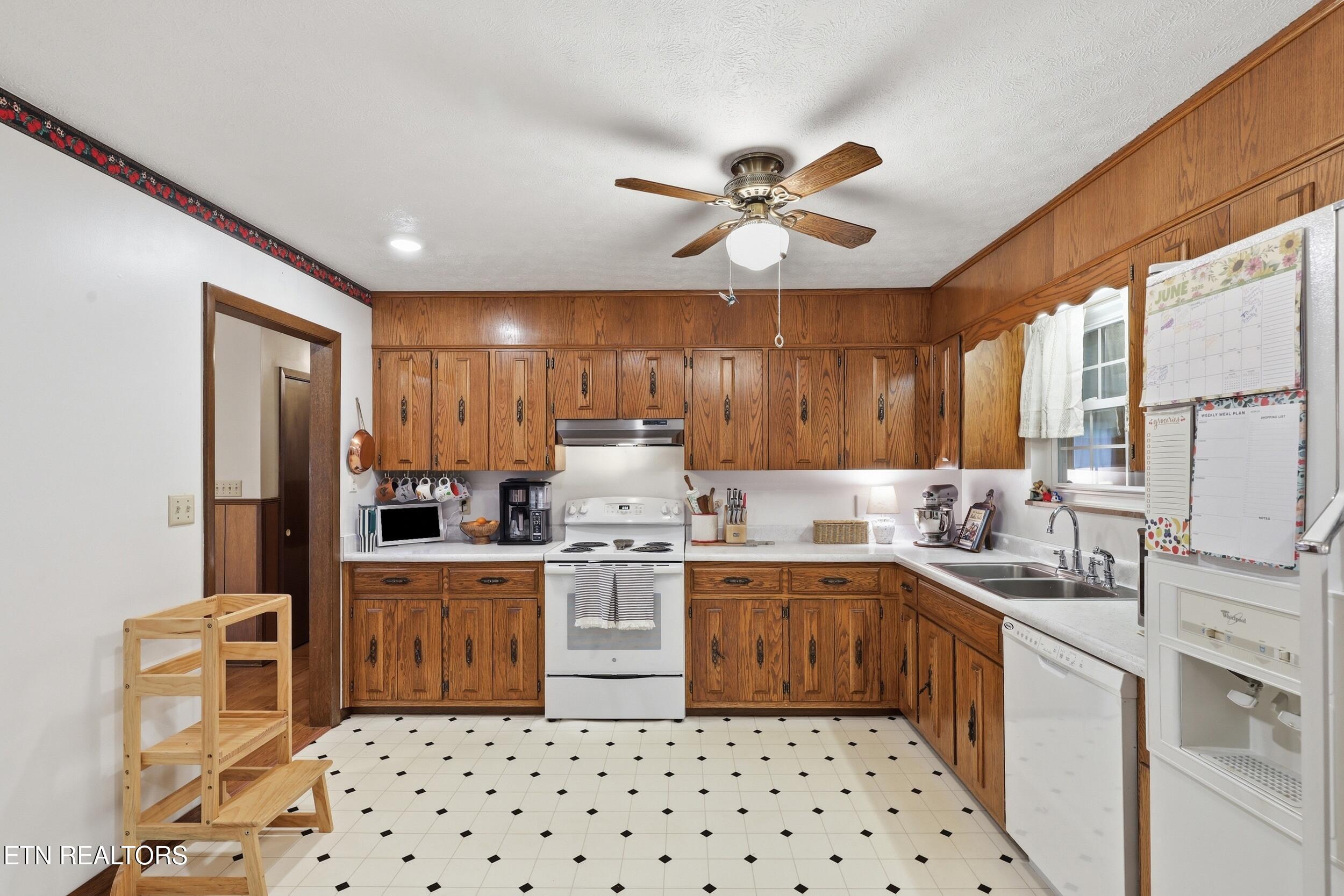1328 Hillvale Road Louisville TN 37777