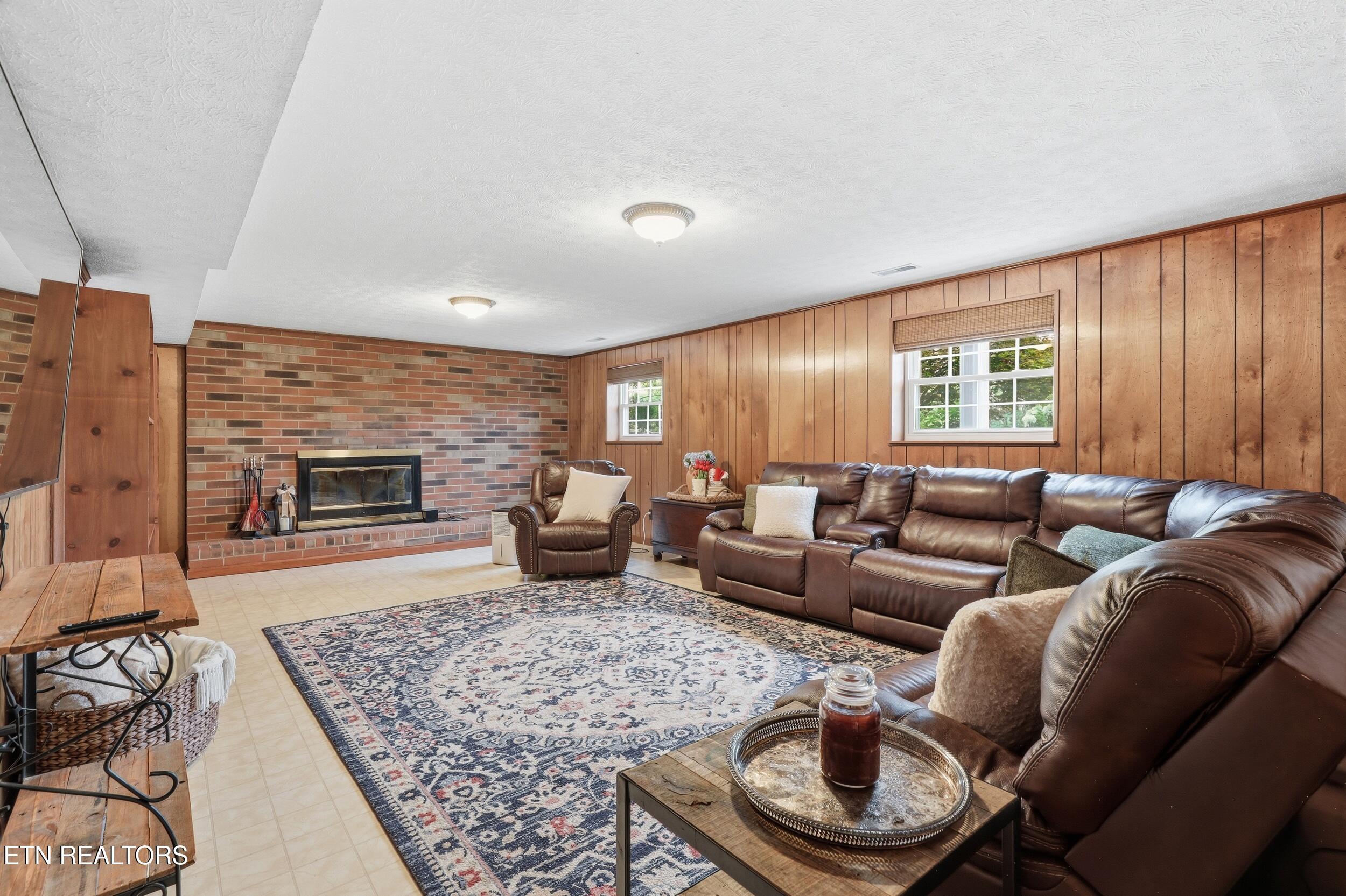 1328 Hillvale Road Louisville TN 37777