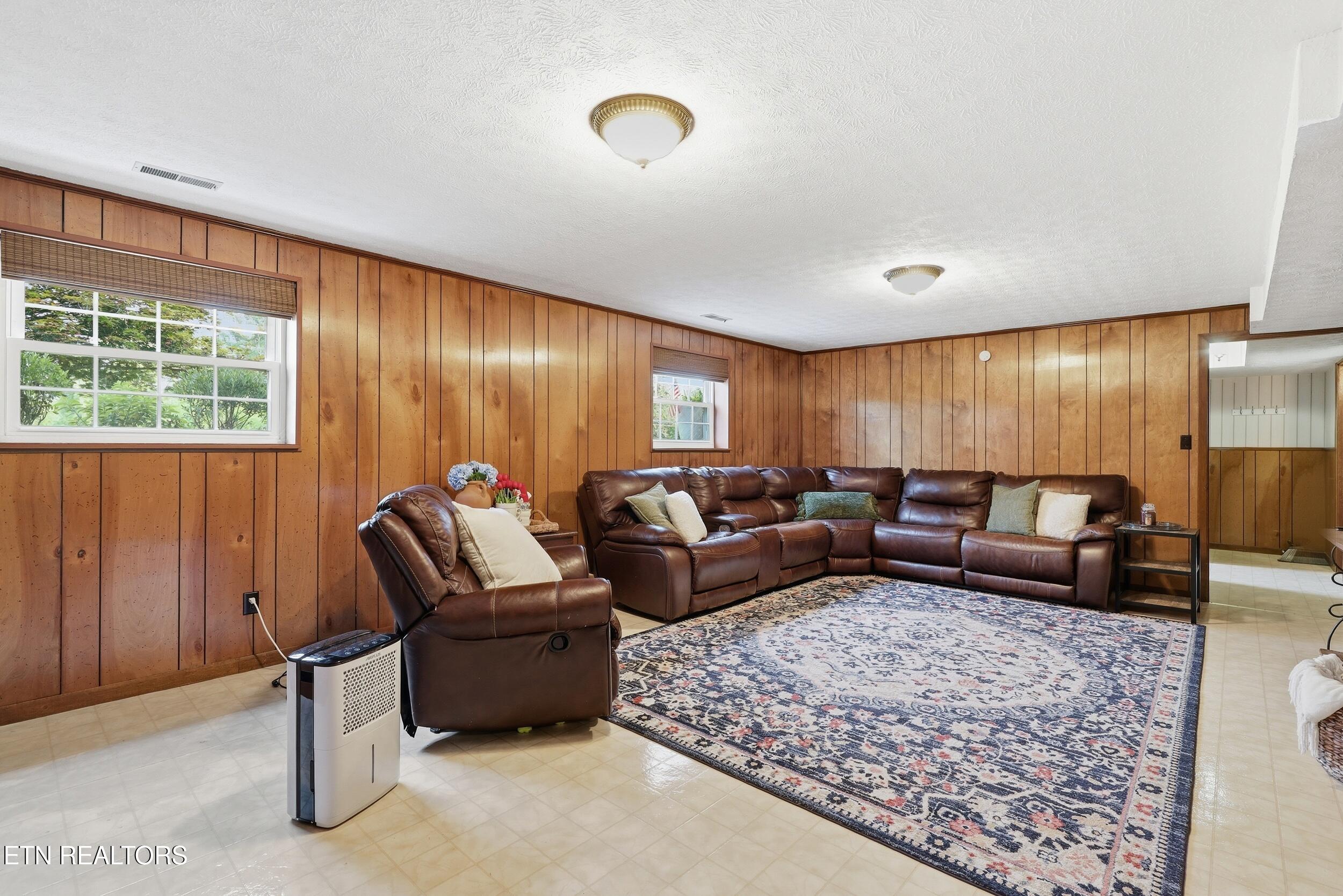 1328 Hillvale Road Louisville TN 37777
