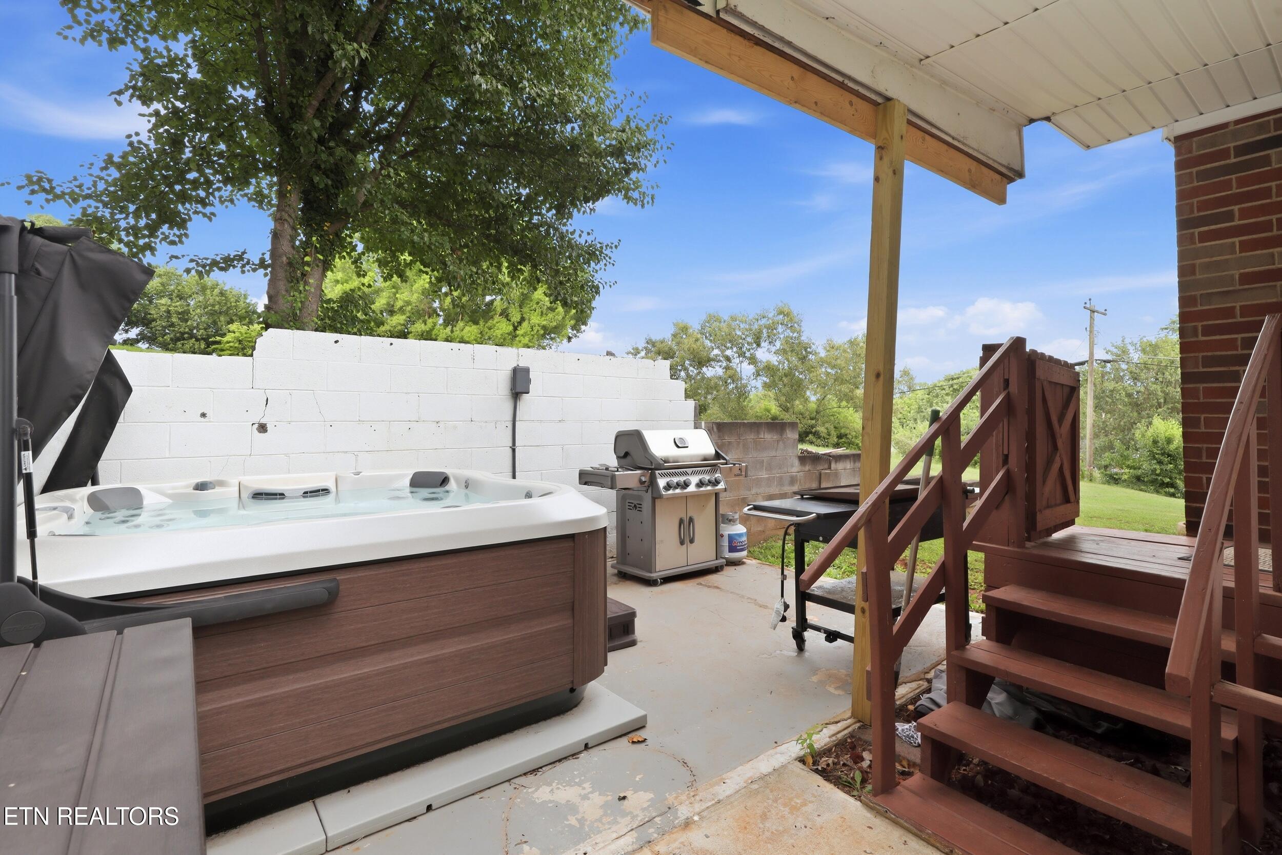 1328 Hillvale Road Louisville TN 37777