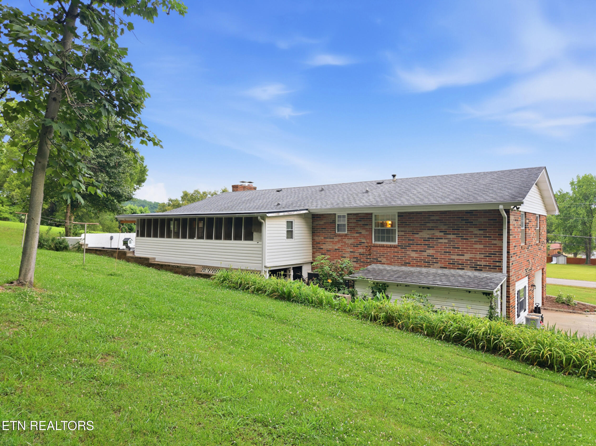 1328 Hillvale Road Louisville TN 37777