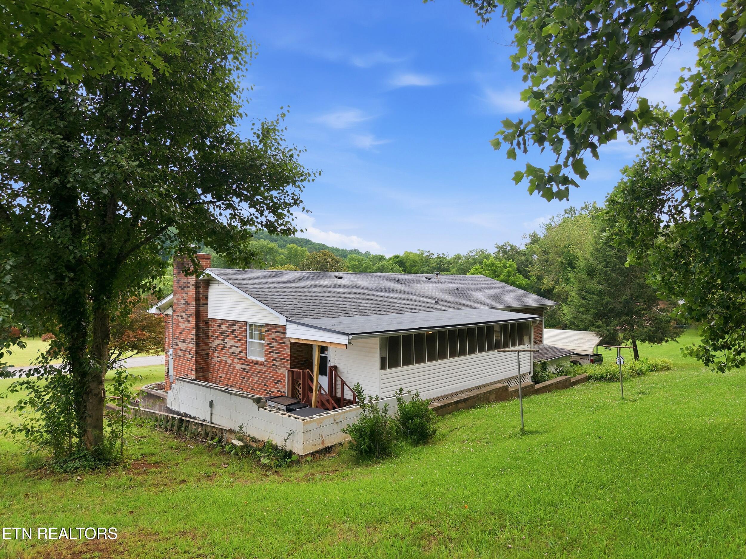 1328 Hillvale Road Louisville TN 37777