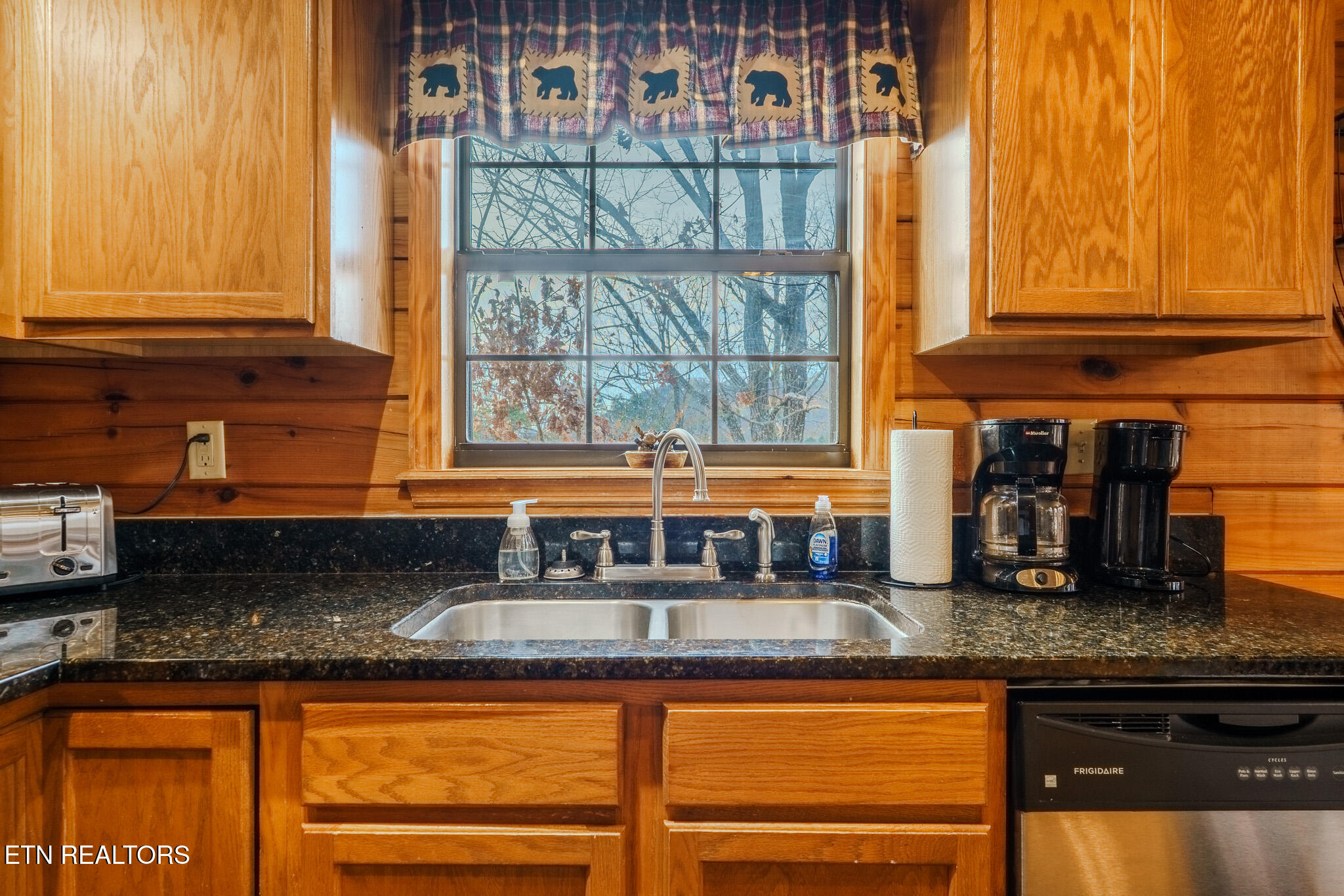 1643 Raccoon Den Way Sevierville TN 37862