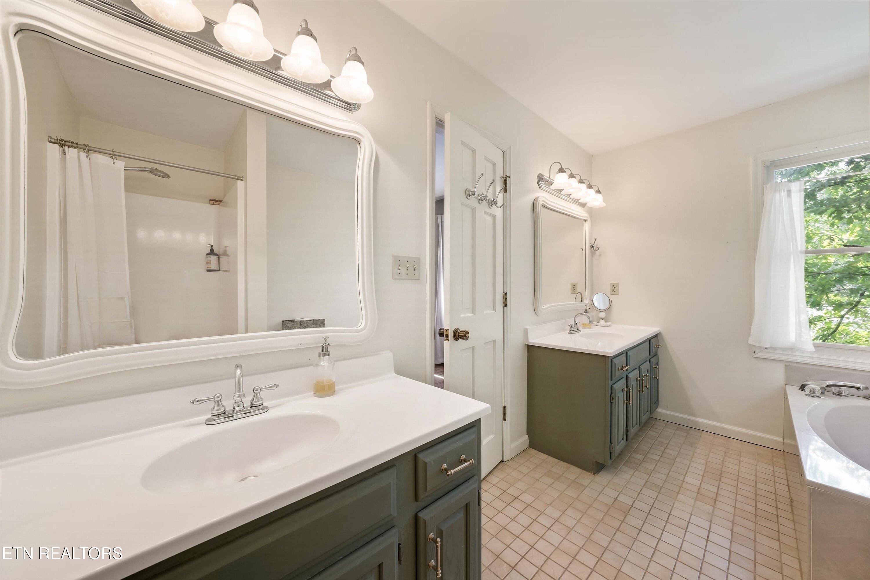 1909 Stonehills Place Knoxville TN 37938