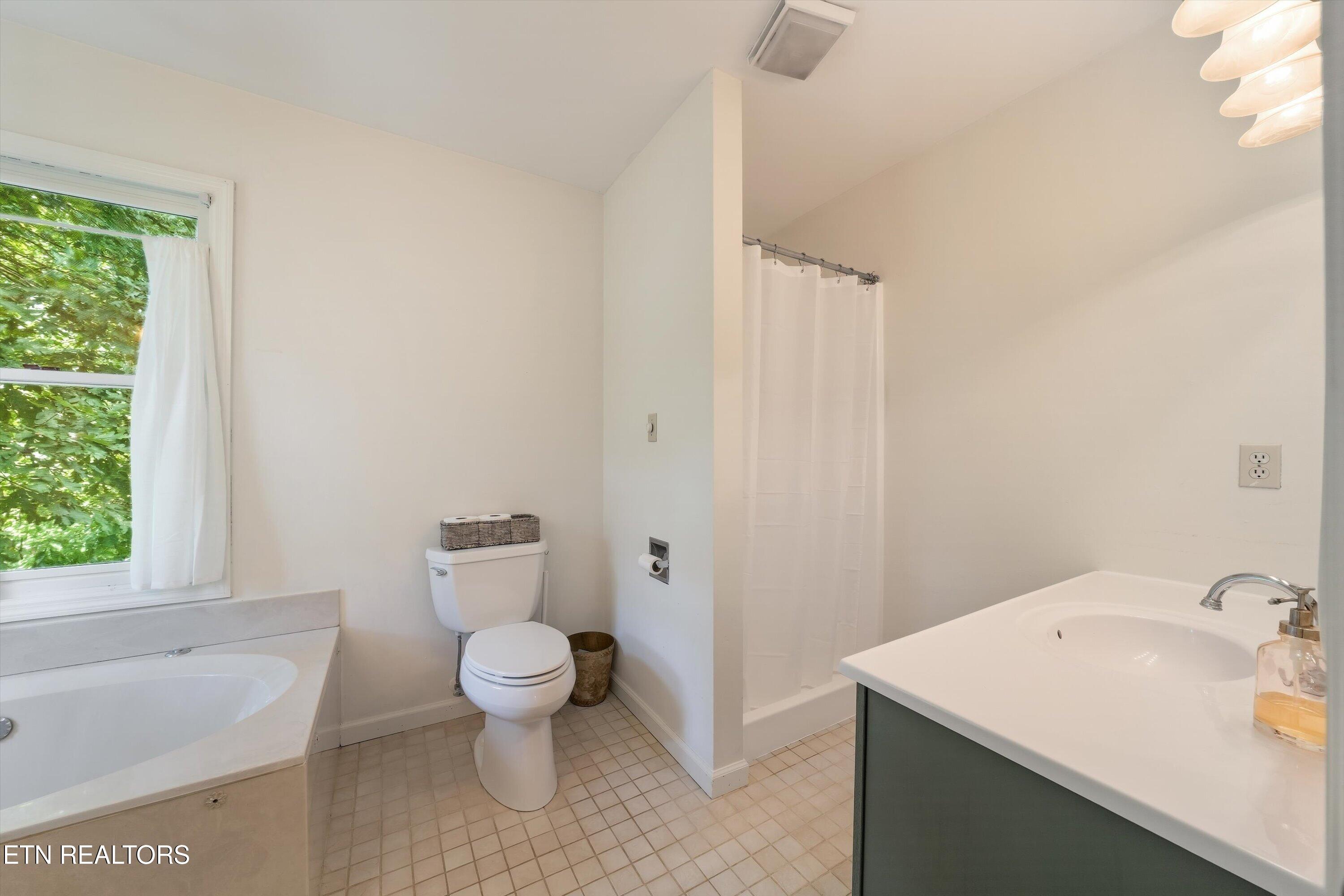 1909 Stonehills Place Knoxville TN 37938