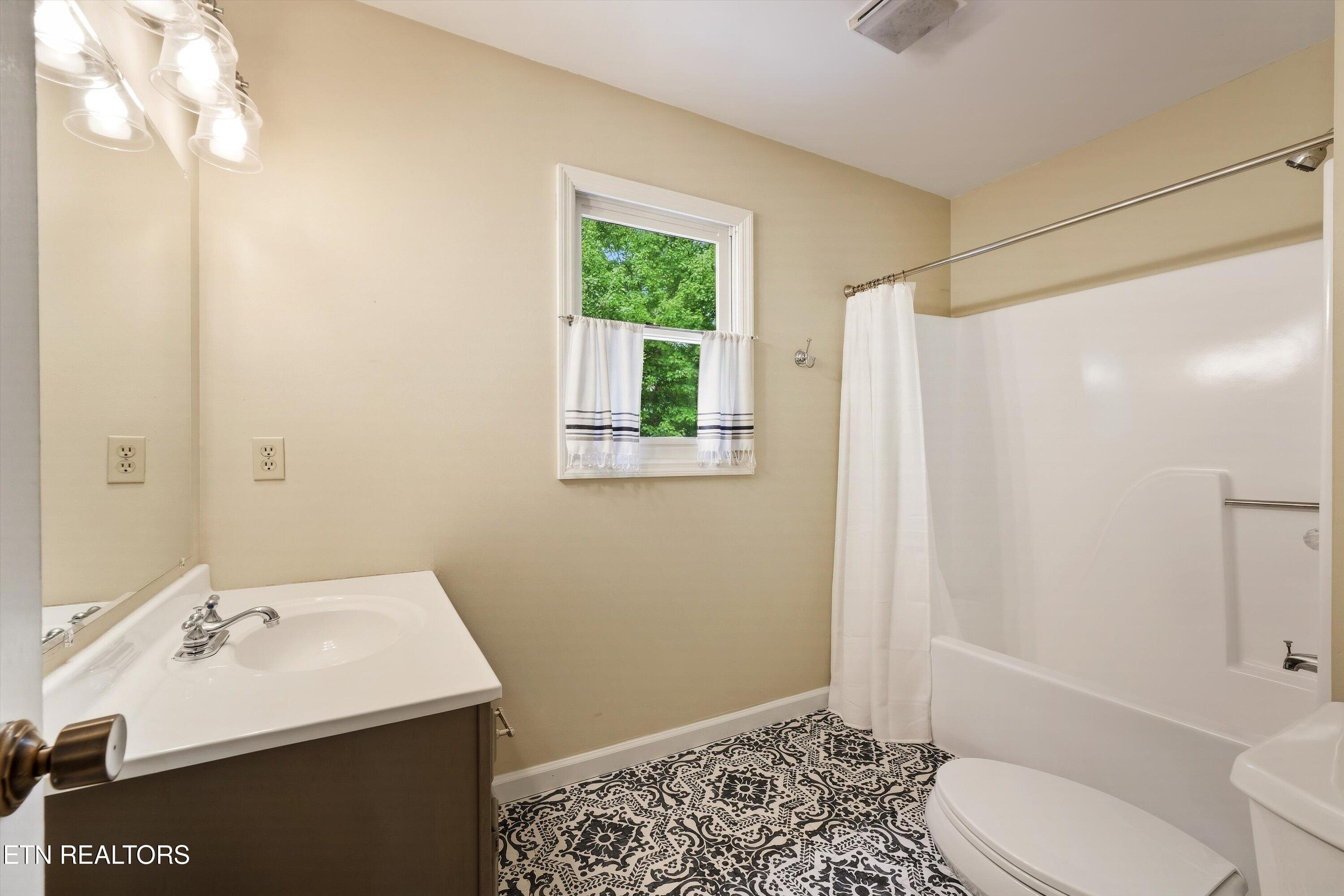1909 Stonehills Place Knoxville TN 37938