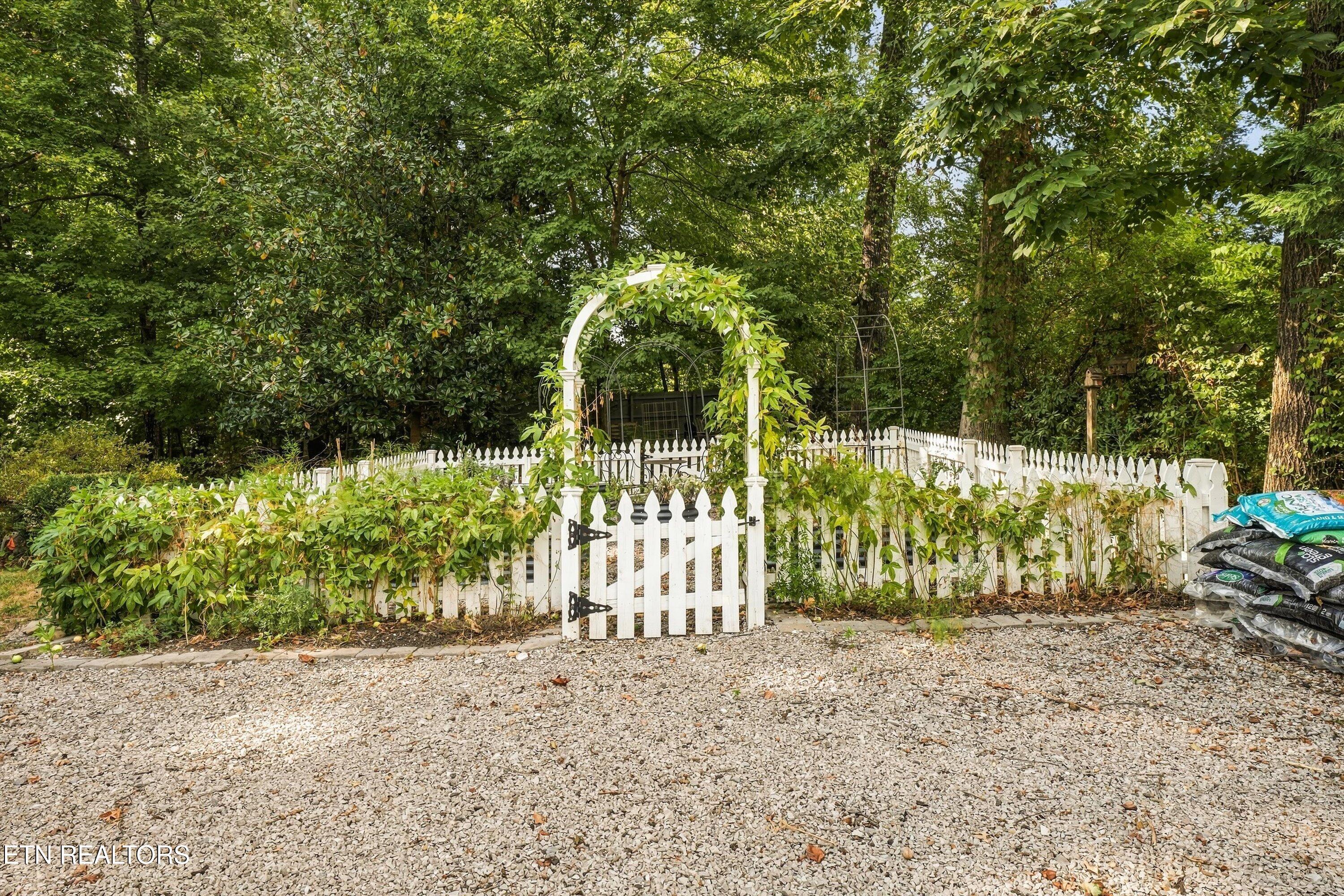 1909 Stonehills Place Knoxville TN 37938