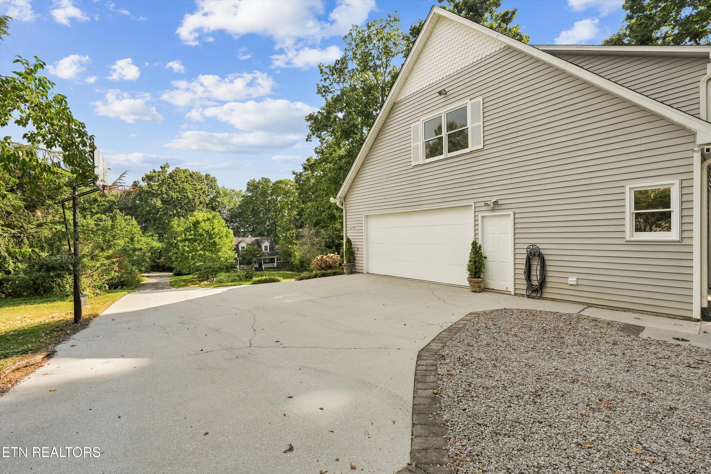 1909 Stonehills Place Knoxville TN 37938