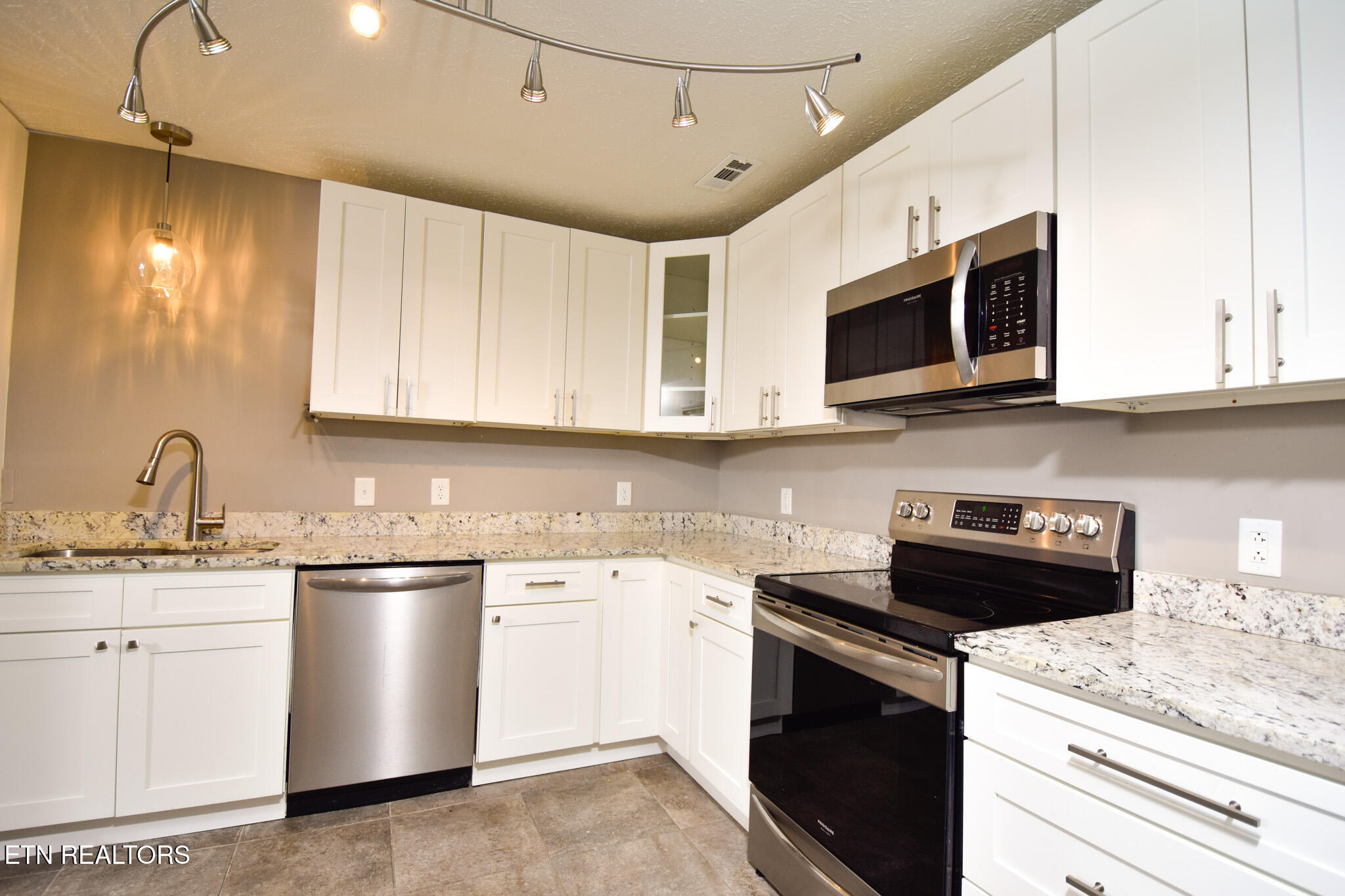 3288 River Pointe Circle Kodak TN 37764