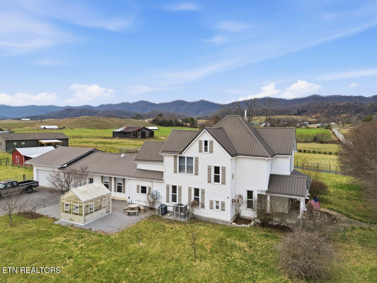 207 Thomas Road Speedwell TN 37870