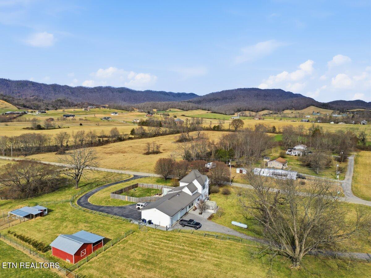 207 Thomas Road Speedwell TN 37870