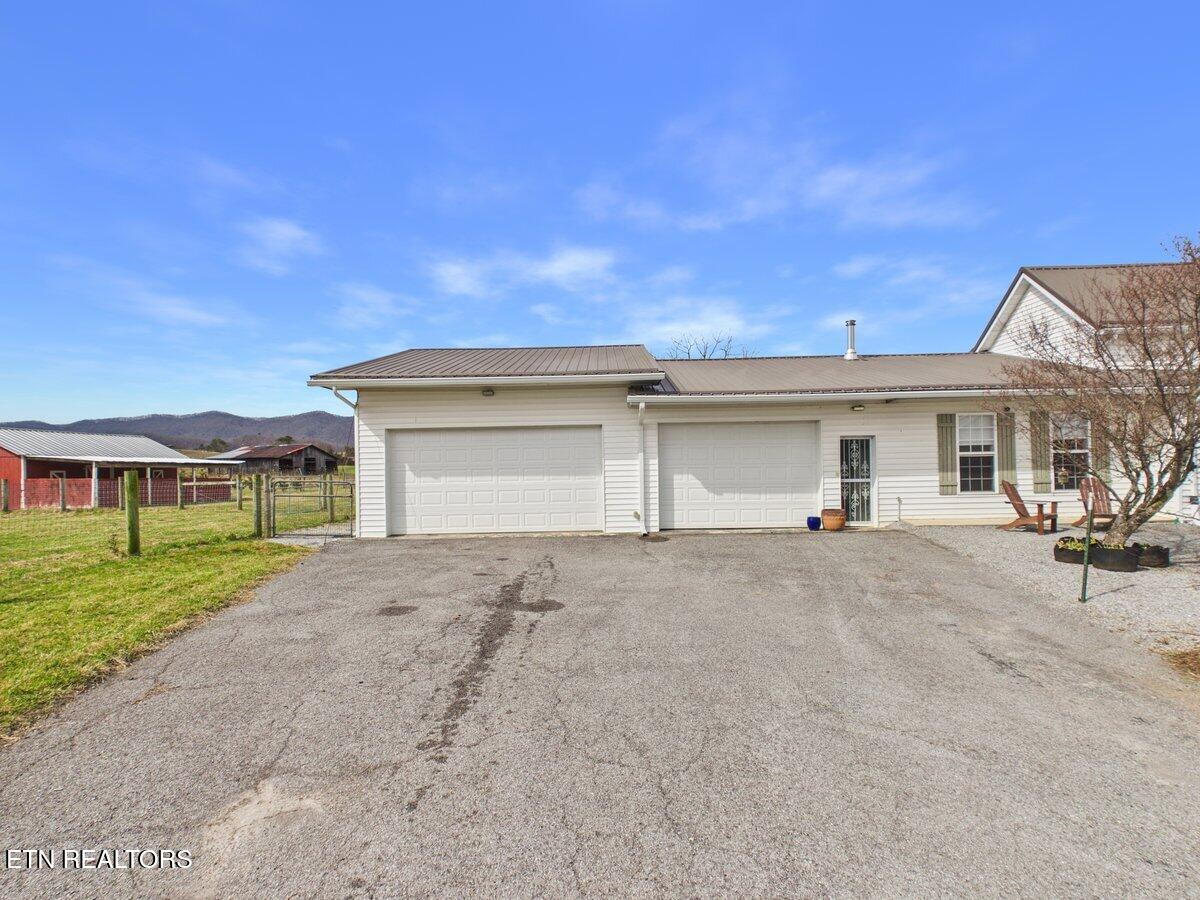 207 Thomas Road Speedwell TN 37870