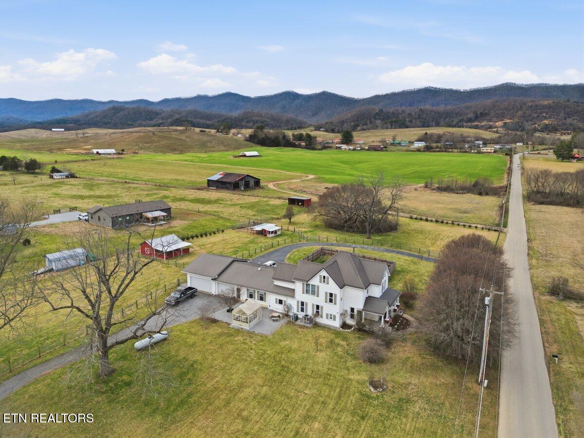 207 Thomas Road Speedwell TN 37870