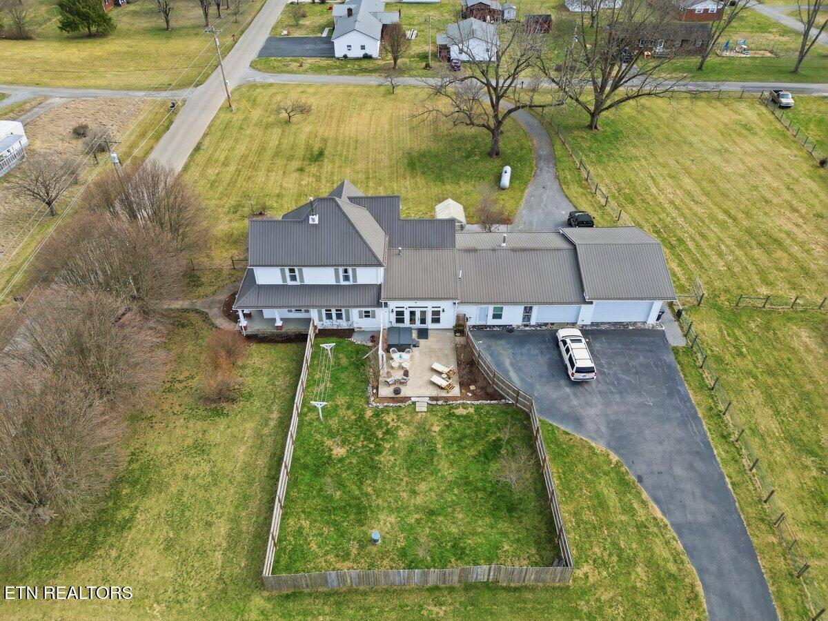 207 Thomas Road Speedwell TN 37870