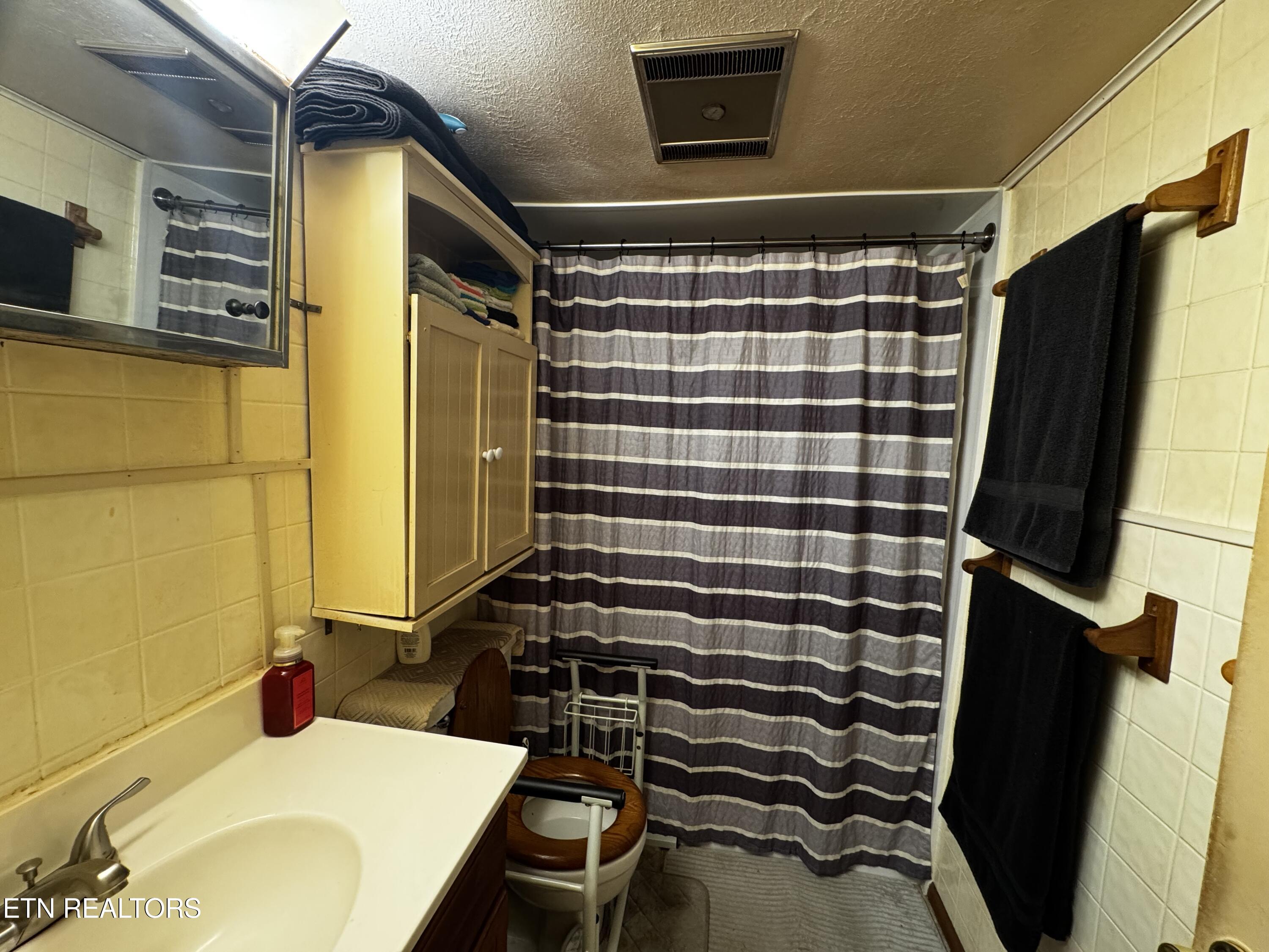 409 Jarnigan Street Clinton TN 37716