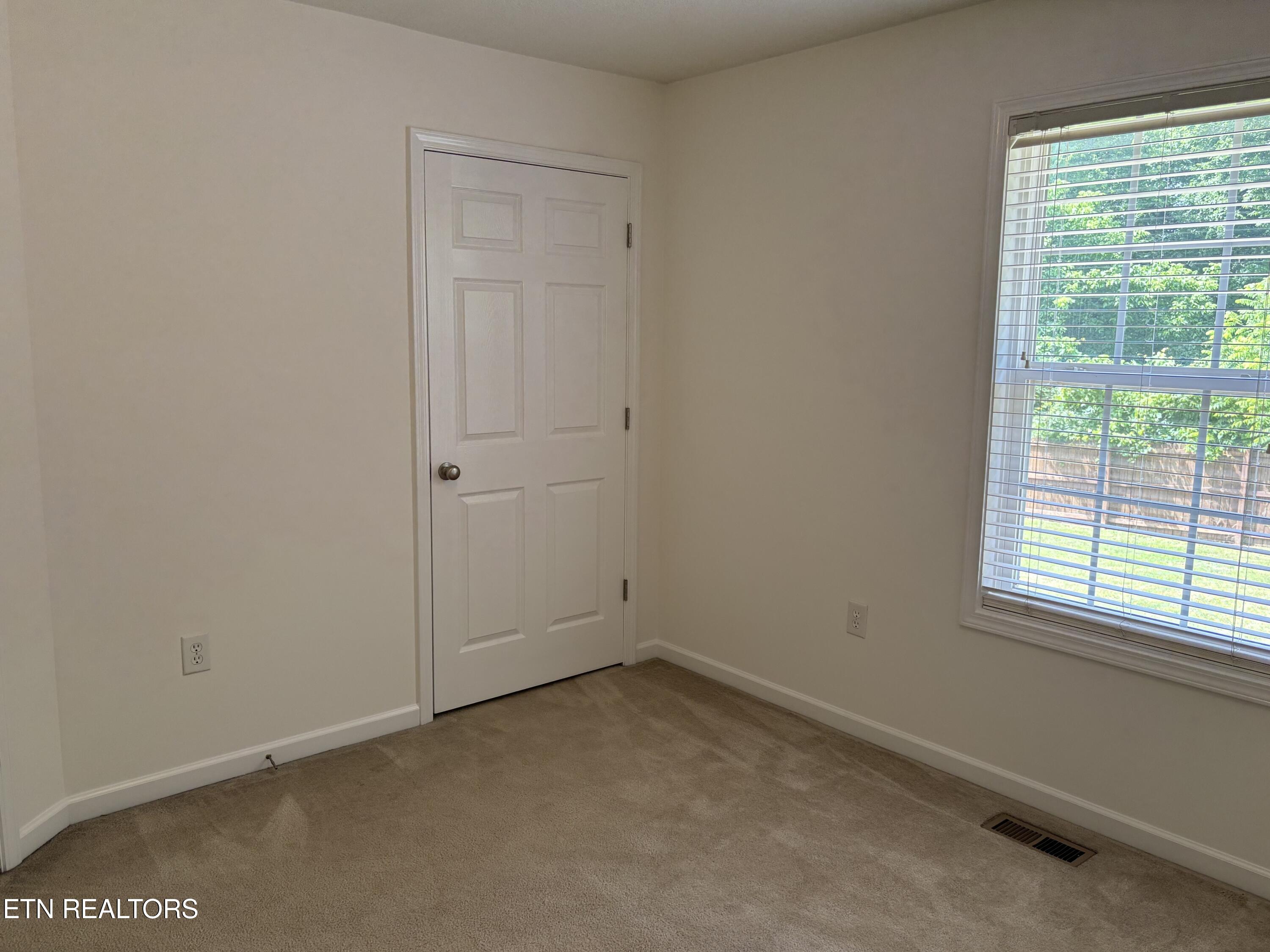 2043 Bluebonnet Drive Mascot TN 37806