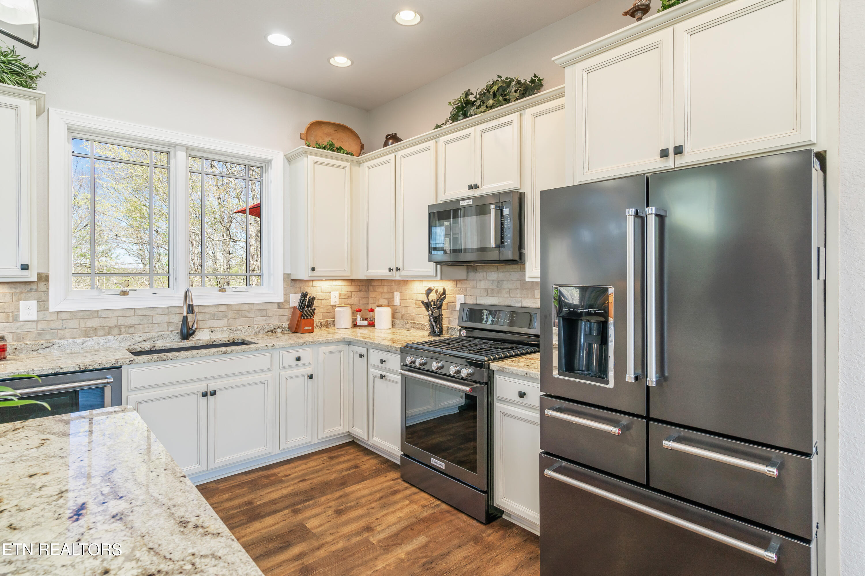 195 Kennedys Loop Lafollette TN 37766
