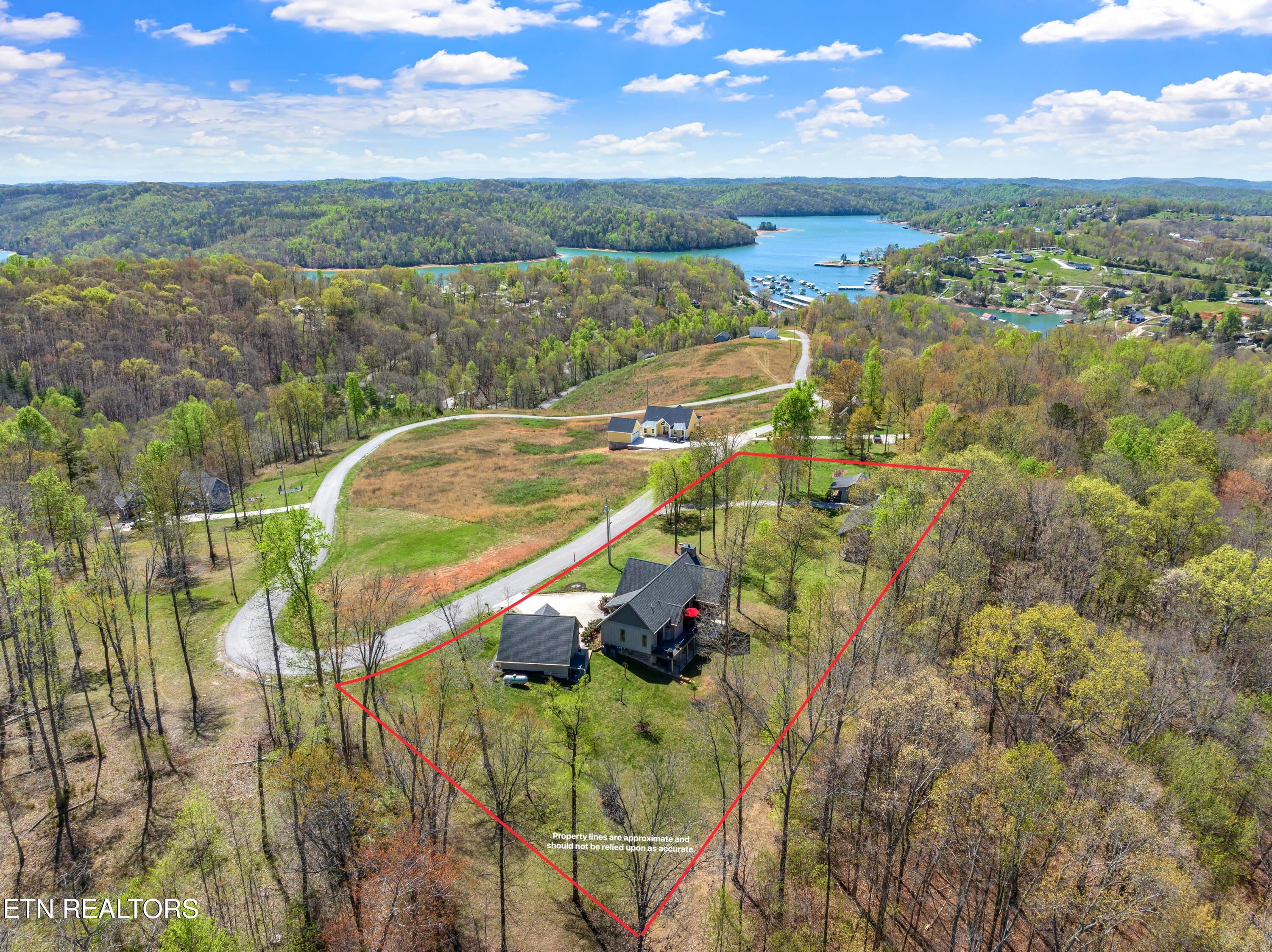 195 Kennedys Loop Lafollette TN 37766