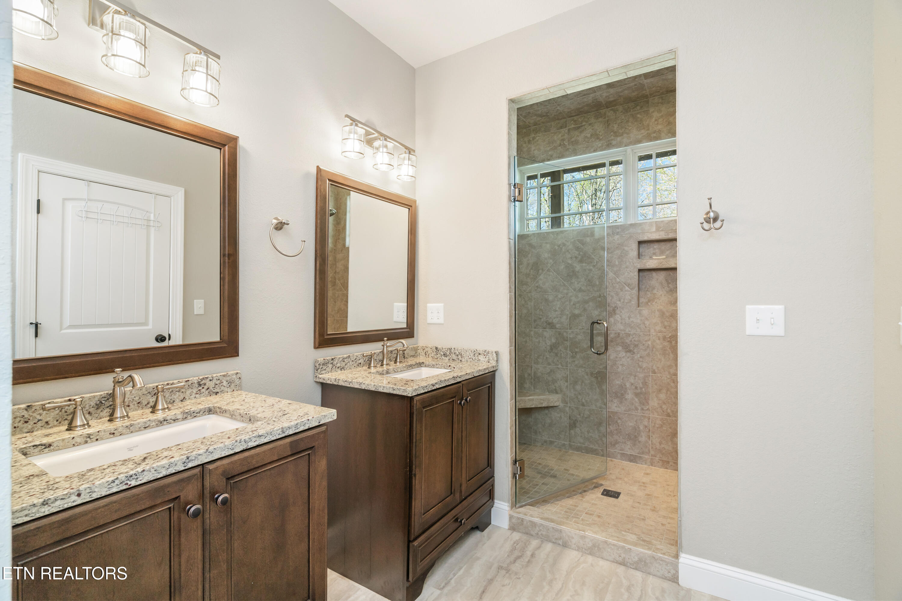 195 Kennedys Loop Lafollette TN 37766