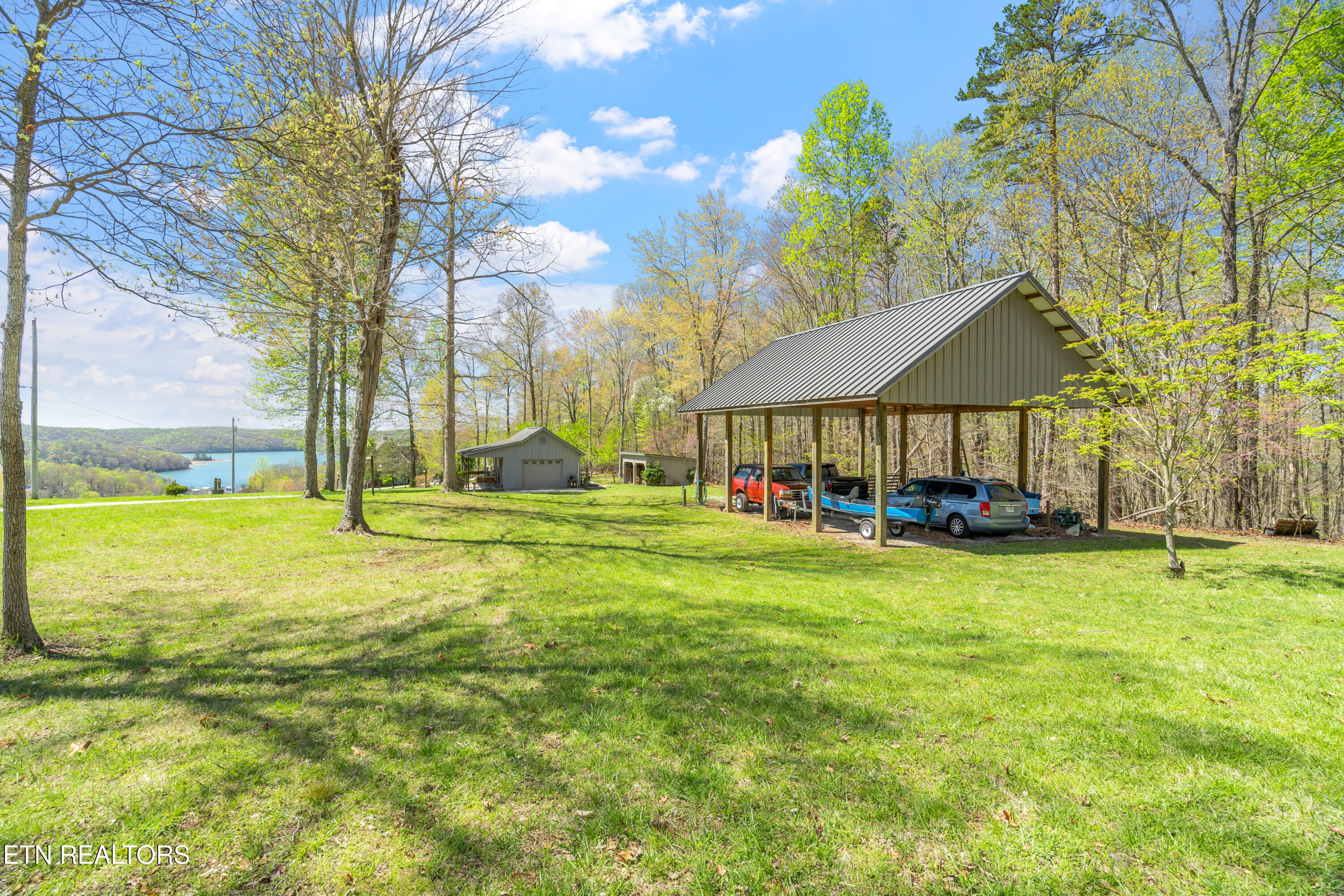 195 Kennedys Loop Lafollette TN 37766