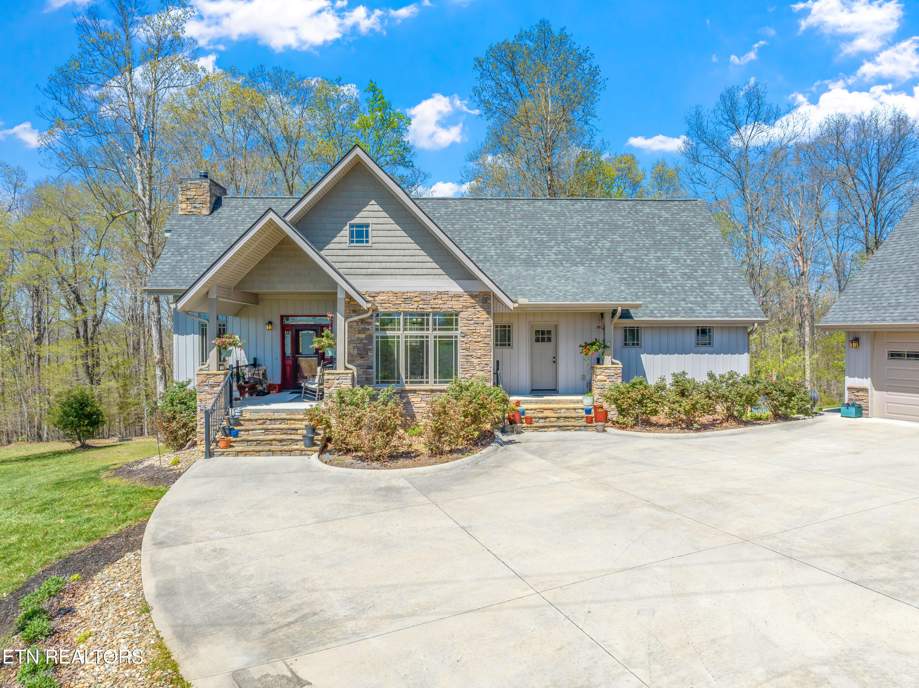 195 Kennedys Loop Lafollette TN 37766
