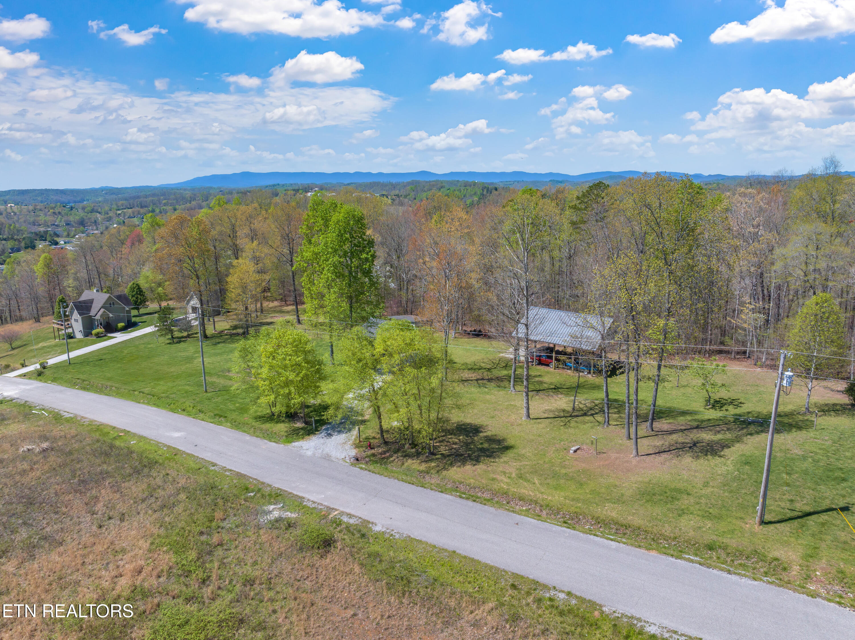 195 Kennedys Loop Lafollette TN 37766
