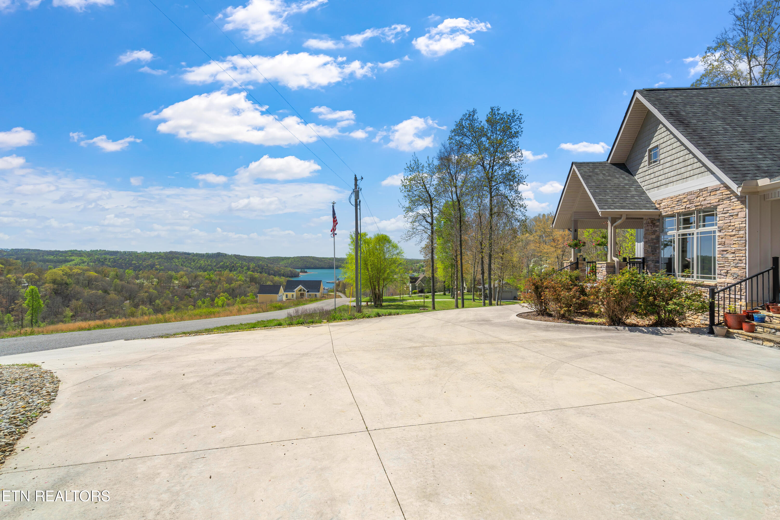 195 Kennedys Loop Lafollette TN 37766