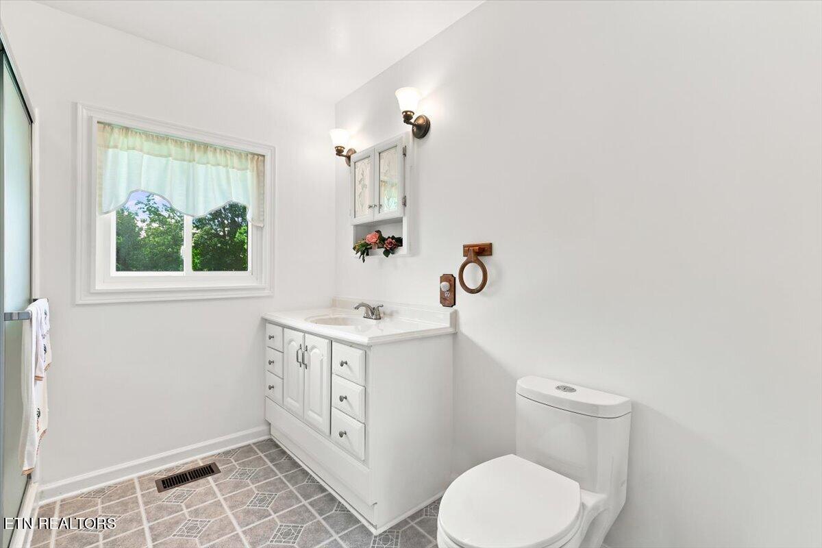 1818 Circle Lake Drive Dandridge TN 37725