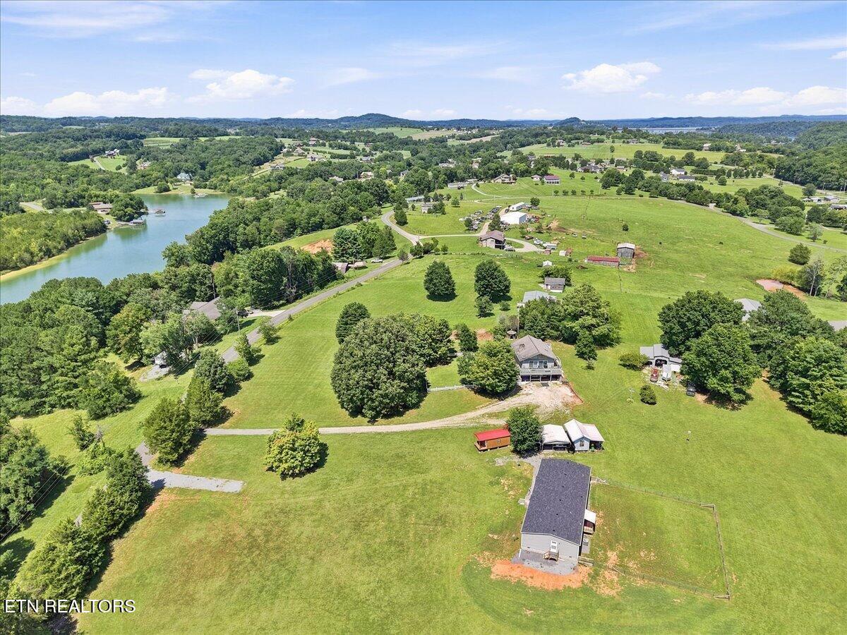 1818 Circle Lake Drive Dandridge TN 37725