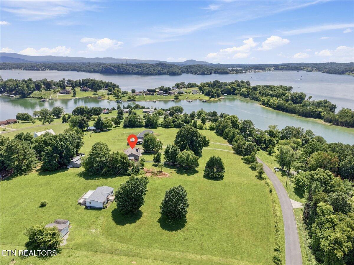 1818 Circle Lake Drive Dandridge TN 37725