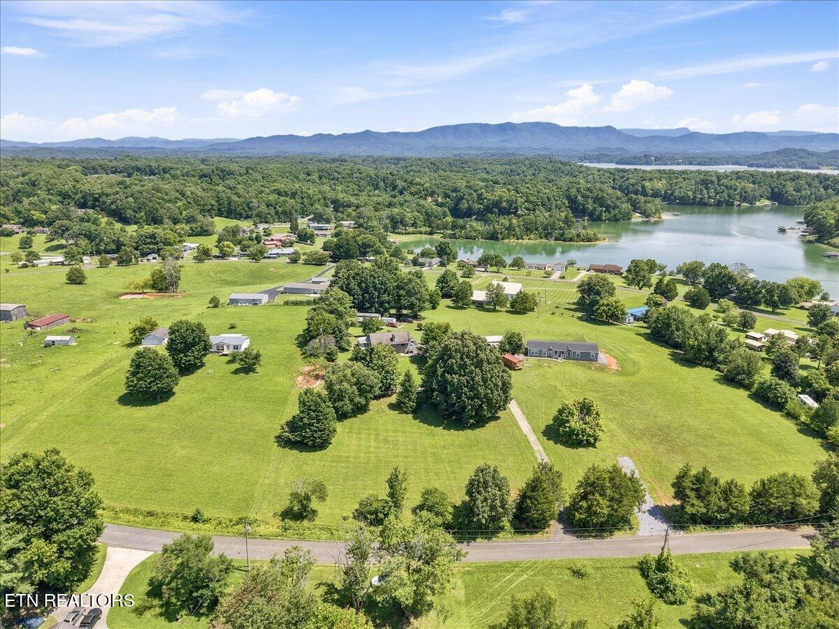 1818 Circle Lake Drive Dandridge TN 37725