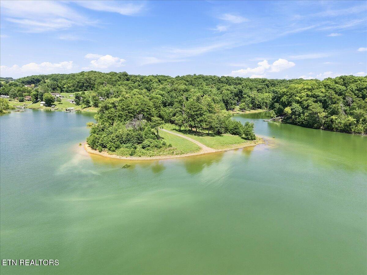 1818 Circle Lake Drive Dandridge TN 37725