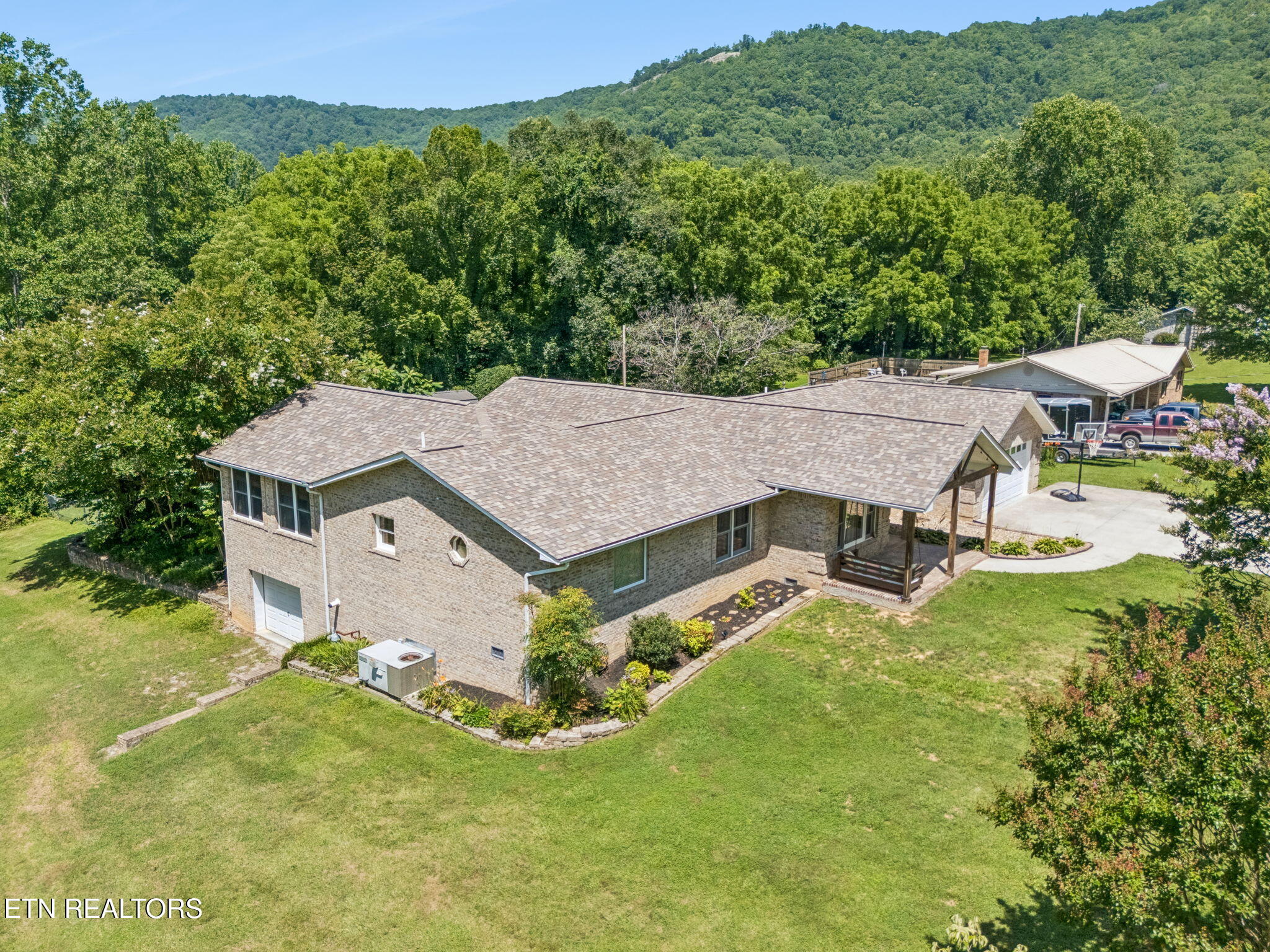 677 Twin Hills Lane Jacksboro TN 37757
