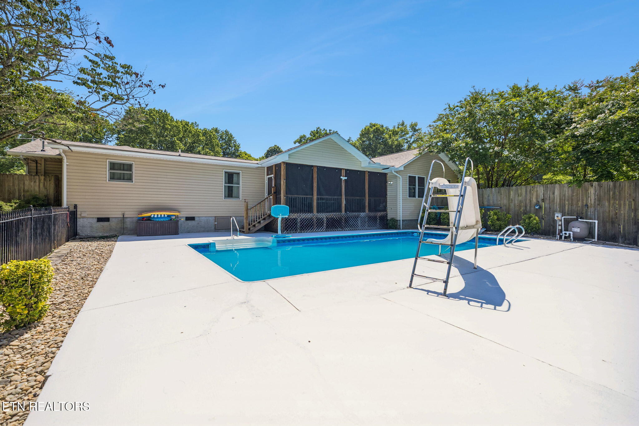 677 Twin Hills Lane Jacksboro TN 37757