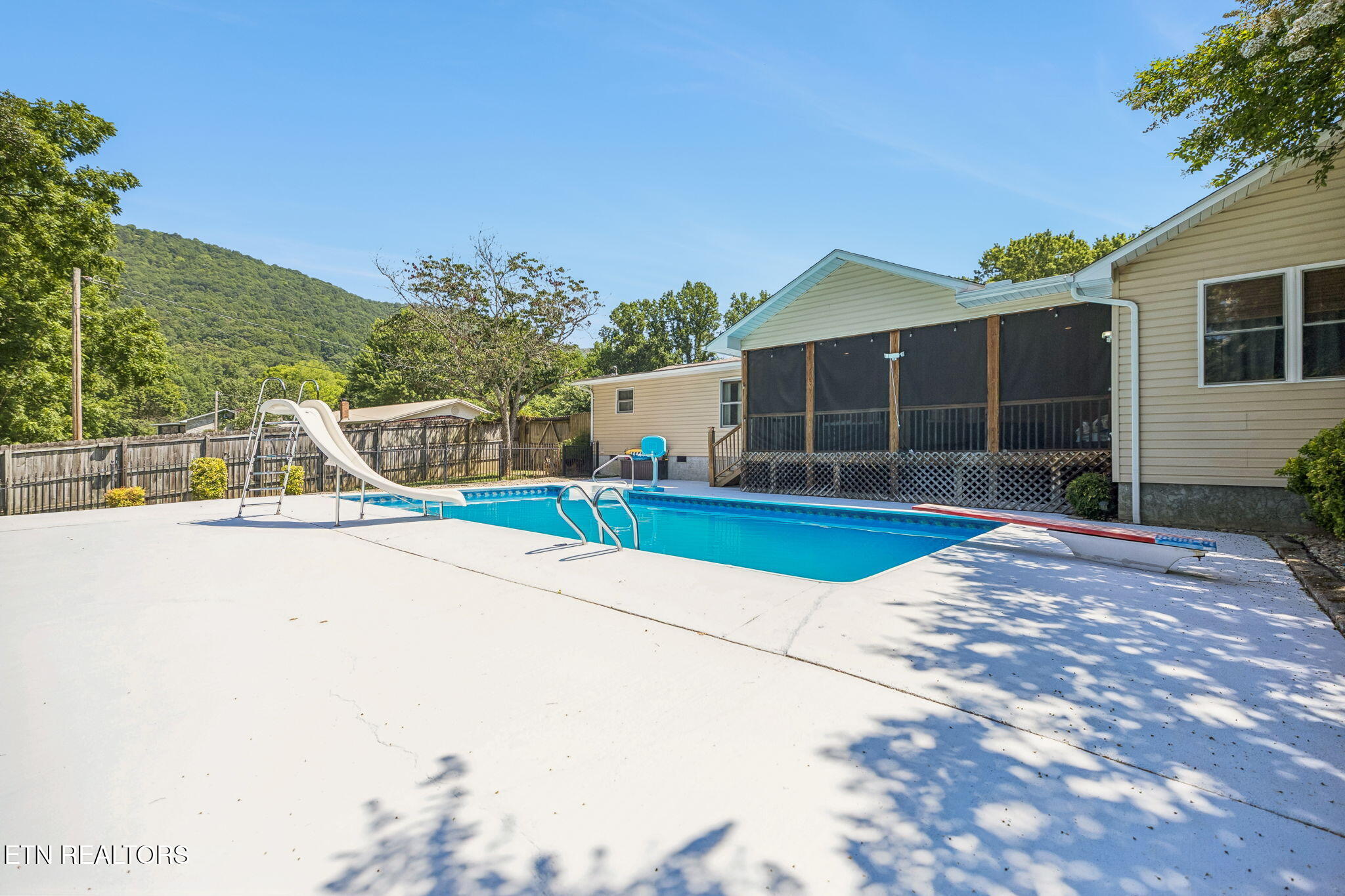 677 Twin Hills Lane Jacksboro TN 37757