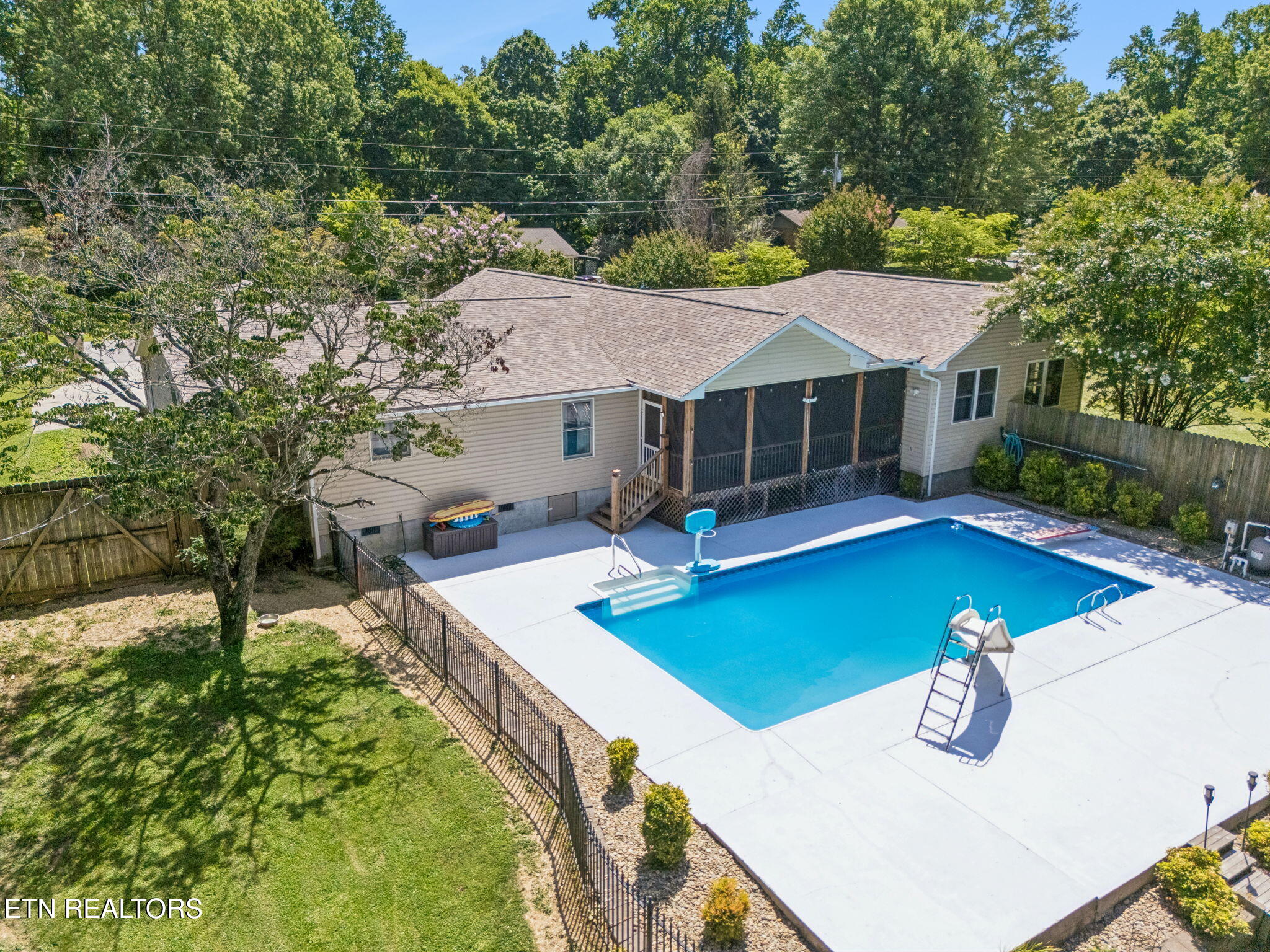 677 Twin Hills Lane Jacksboro TN 37757