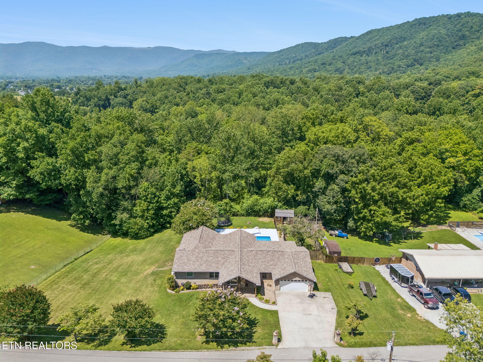 677 Twin Hills Lane Jacksboro TN 37757