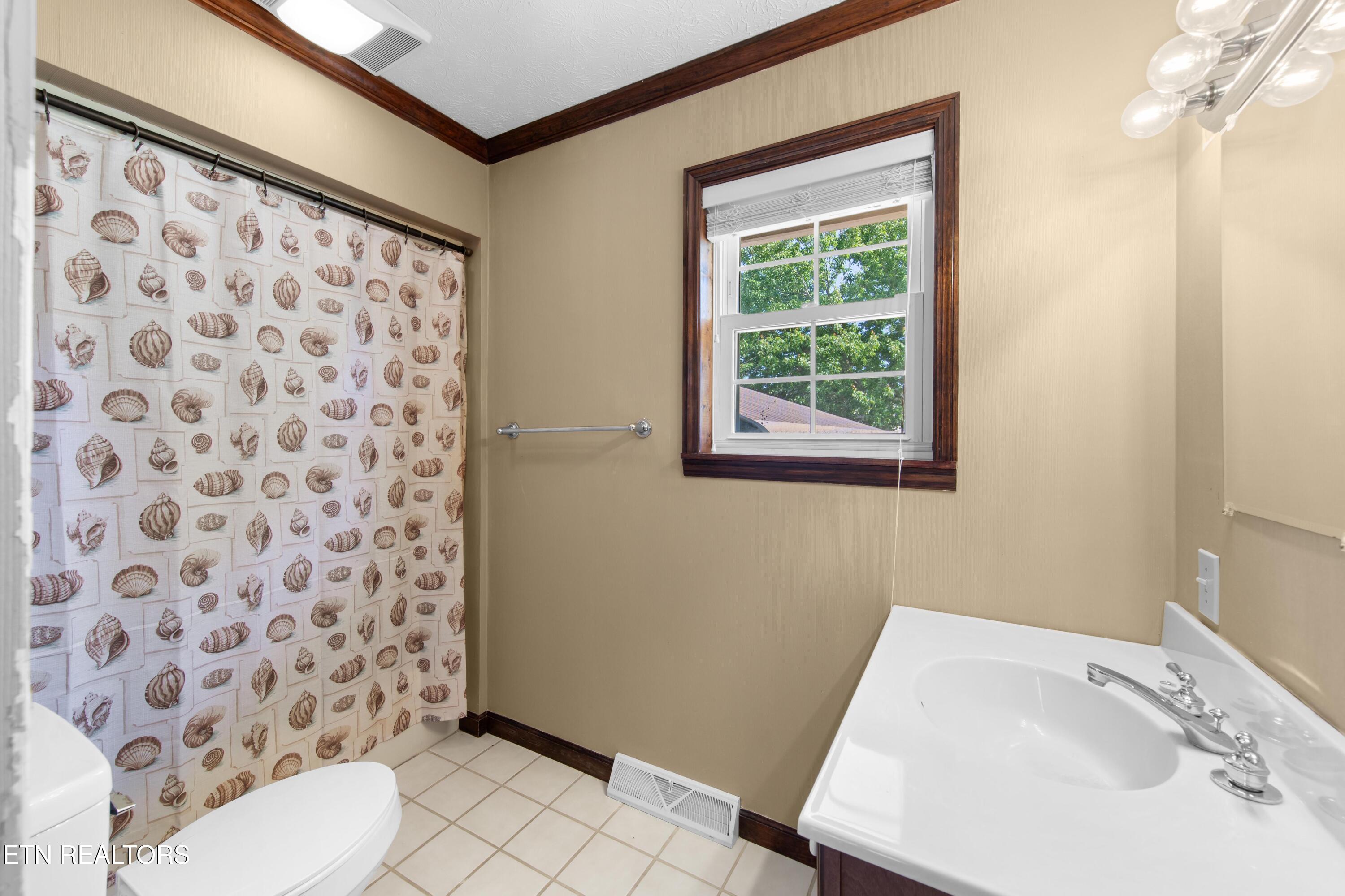 121 E Village Circle Lafollette TN 37766