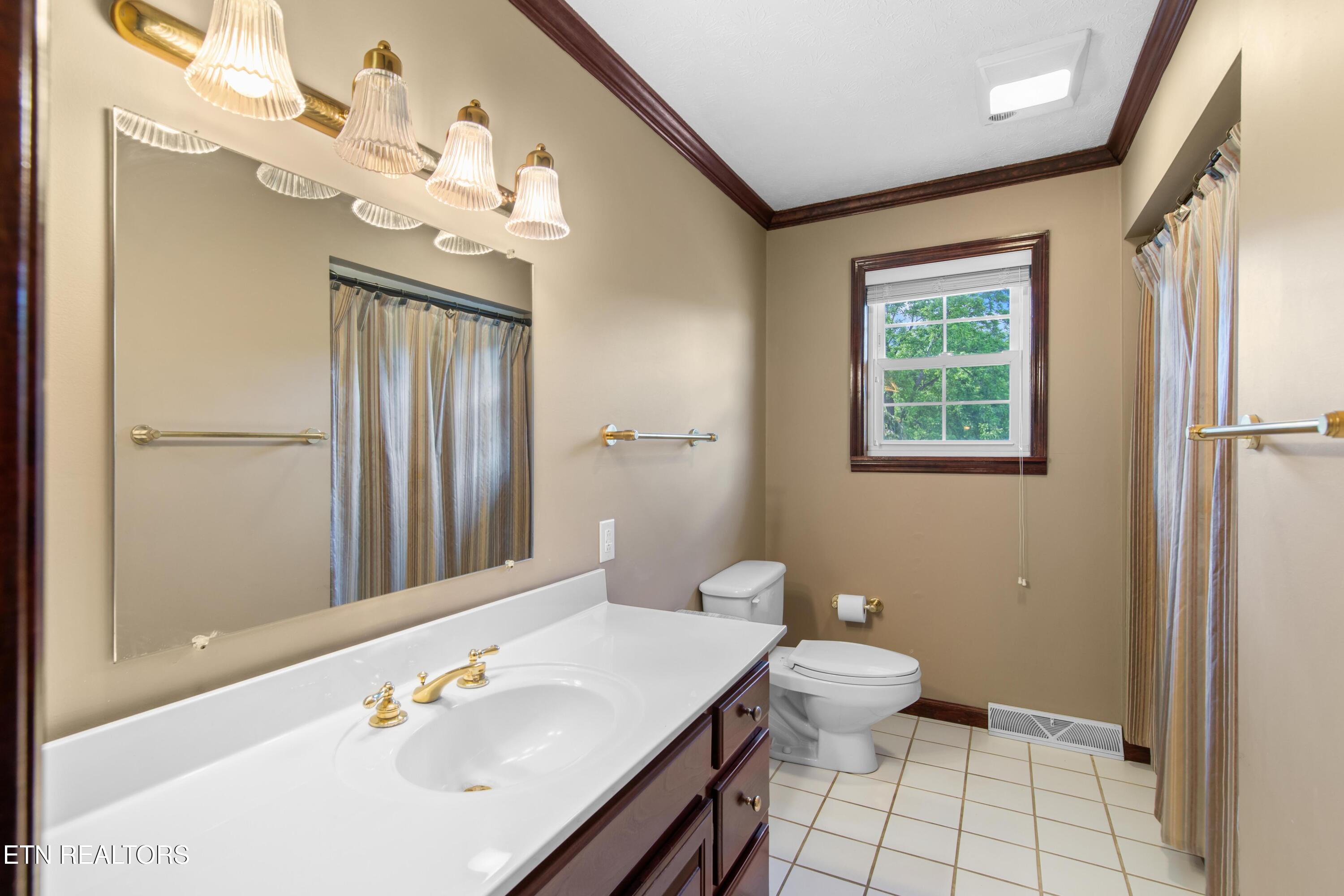 121 E Village Circle Lafollette TN 37766